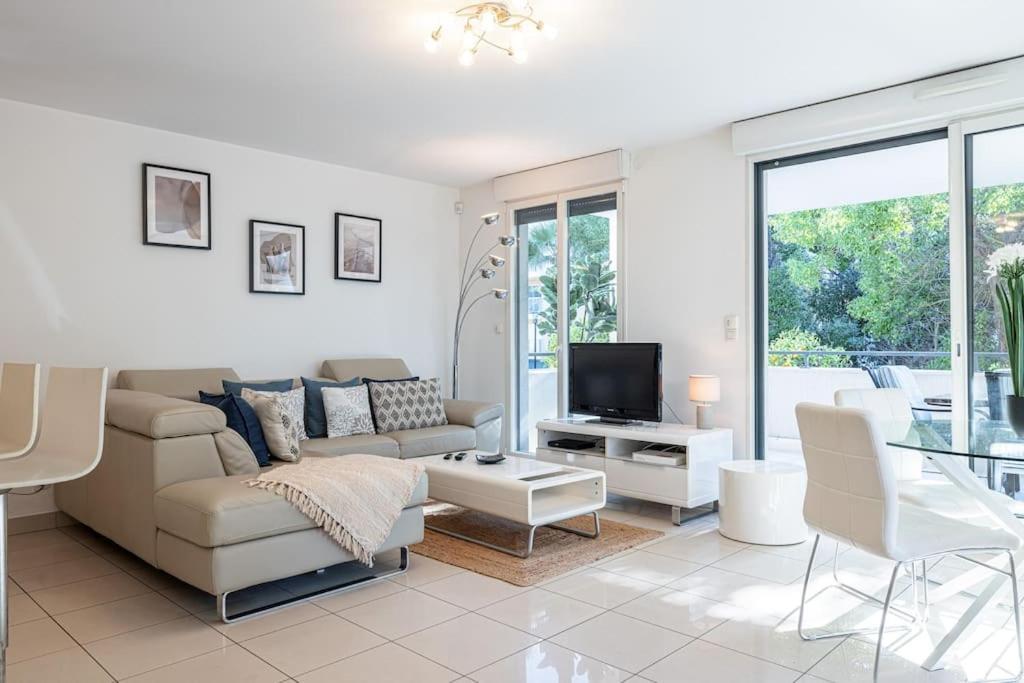 Beautiful And Spacious 2 Bed With Pool Apartment Antibes