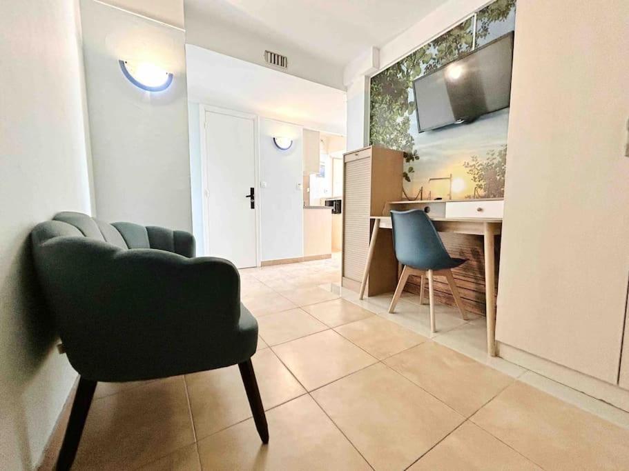 Appartement Le Dulys : 2 Prs, Vue Mer, Clim, 2 Min Plages Antibes