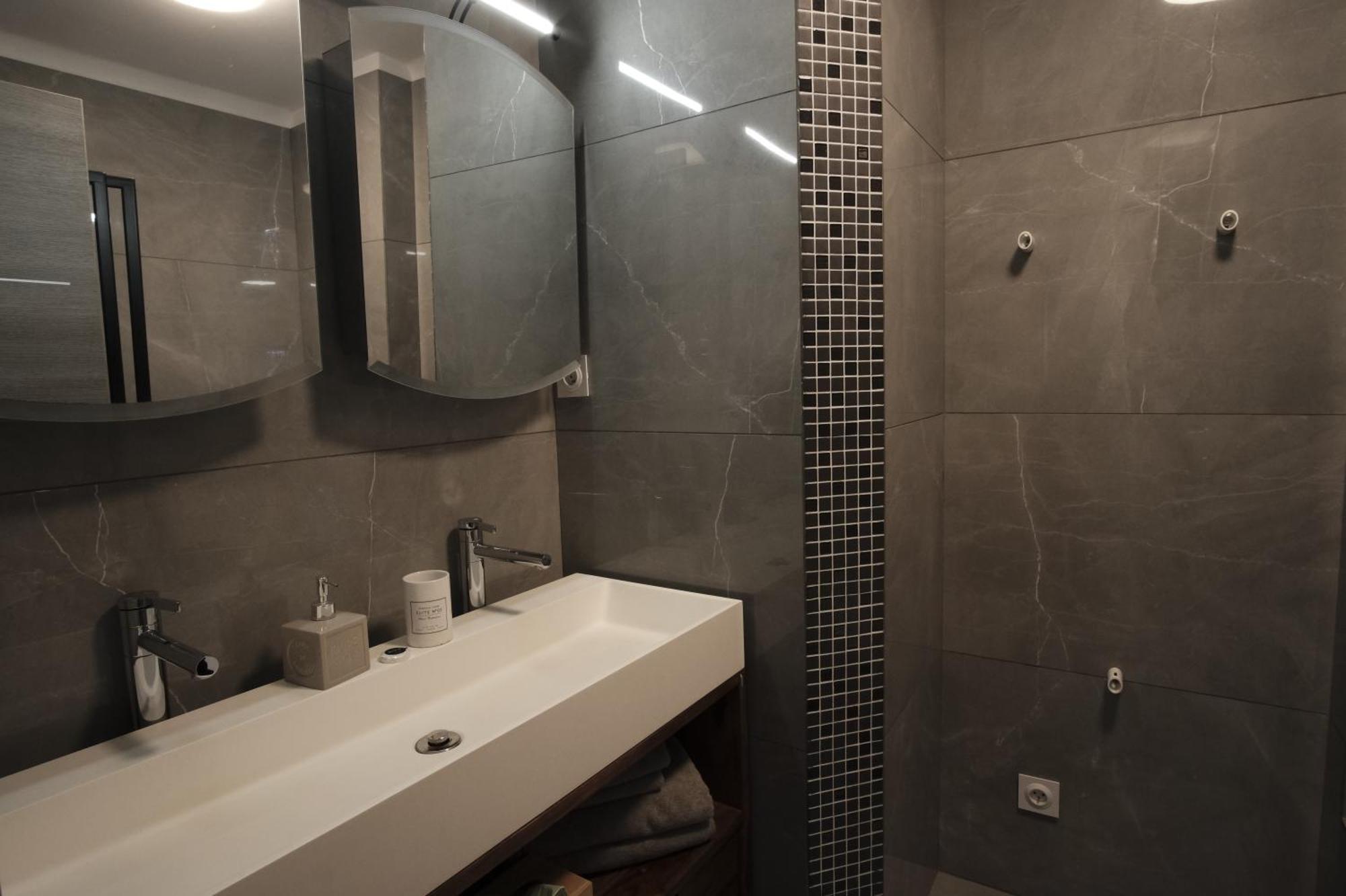 Apartment Charming Ac 2-bedroom Center Family, Couples Friendly *