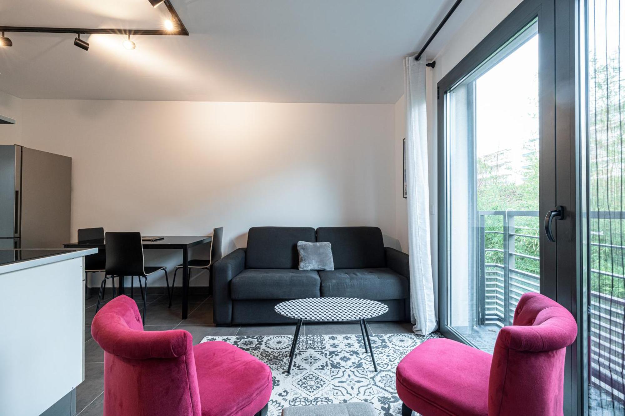 New Listing - 1 Bed Apt,air-con,beach Access,sea Apartment Antibes