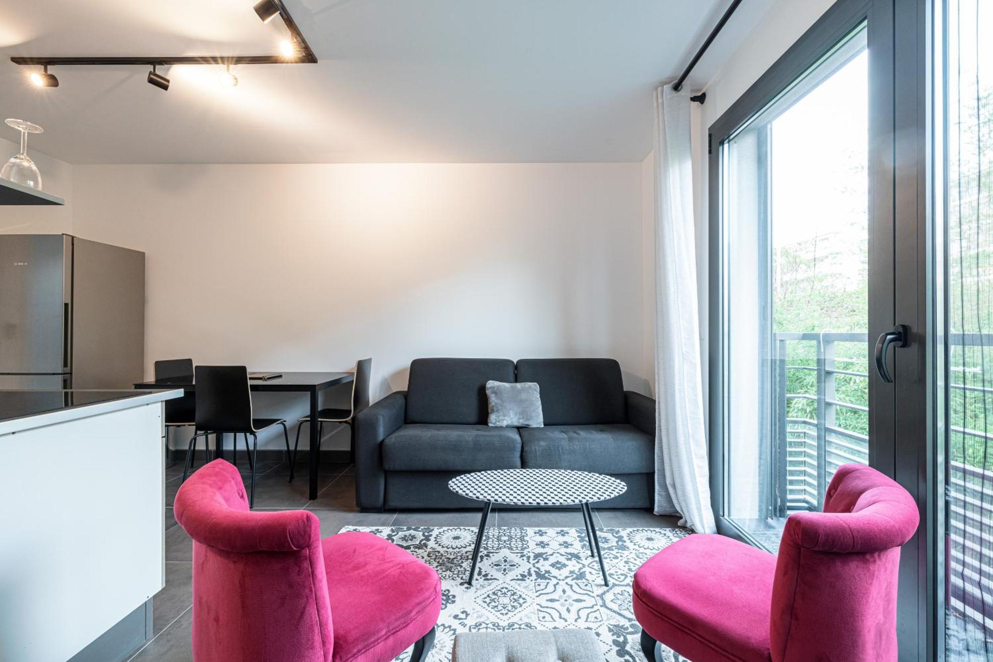 New Listing - 1 Bed Apt,air-con,beach Access,sea Antibes