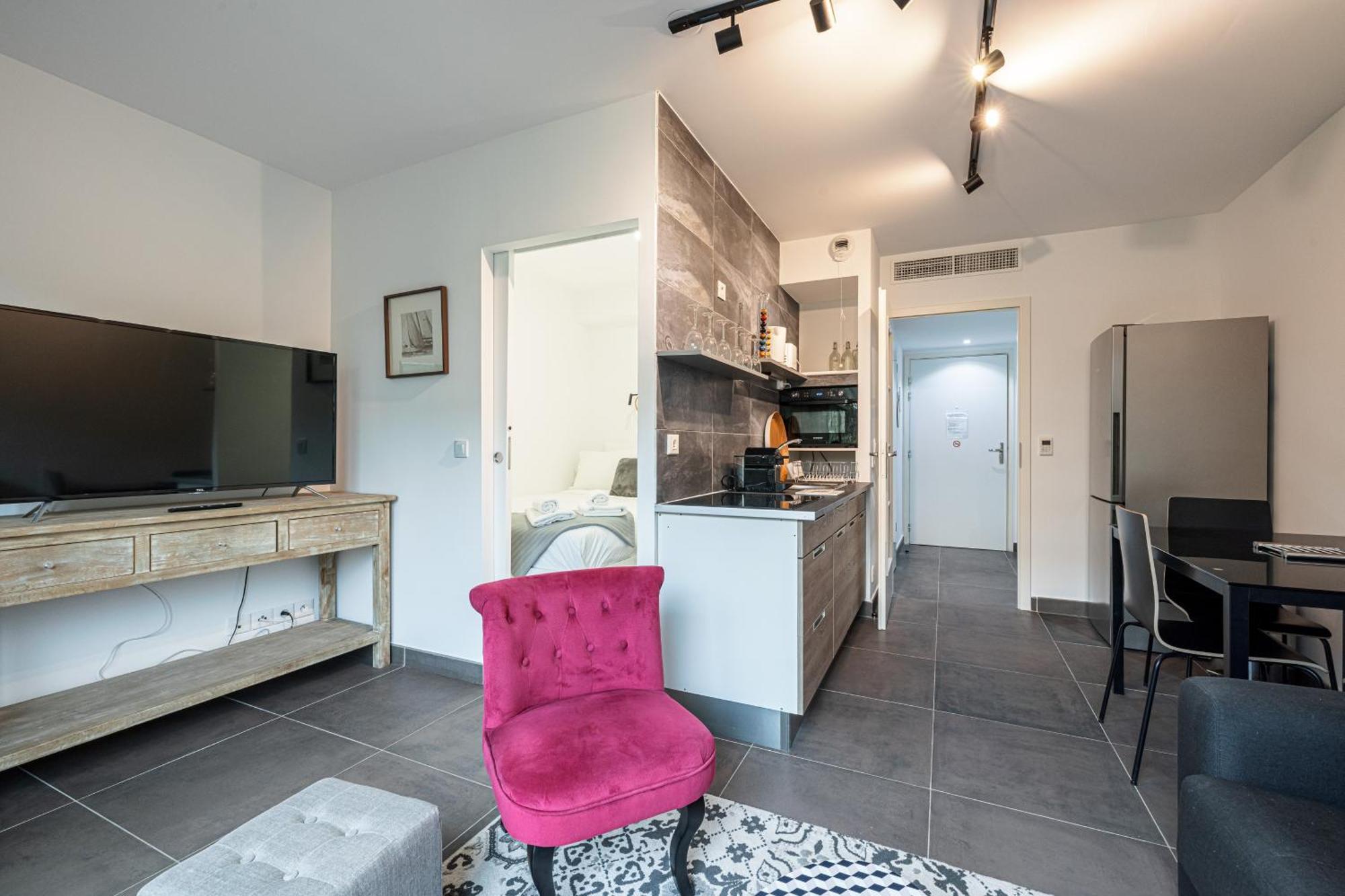 New Listing - 1 Bed Apt,air-con,beach Access,sea * Antibes