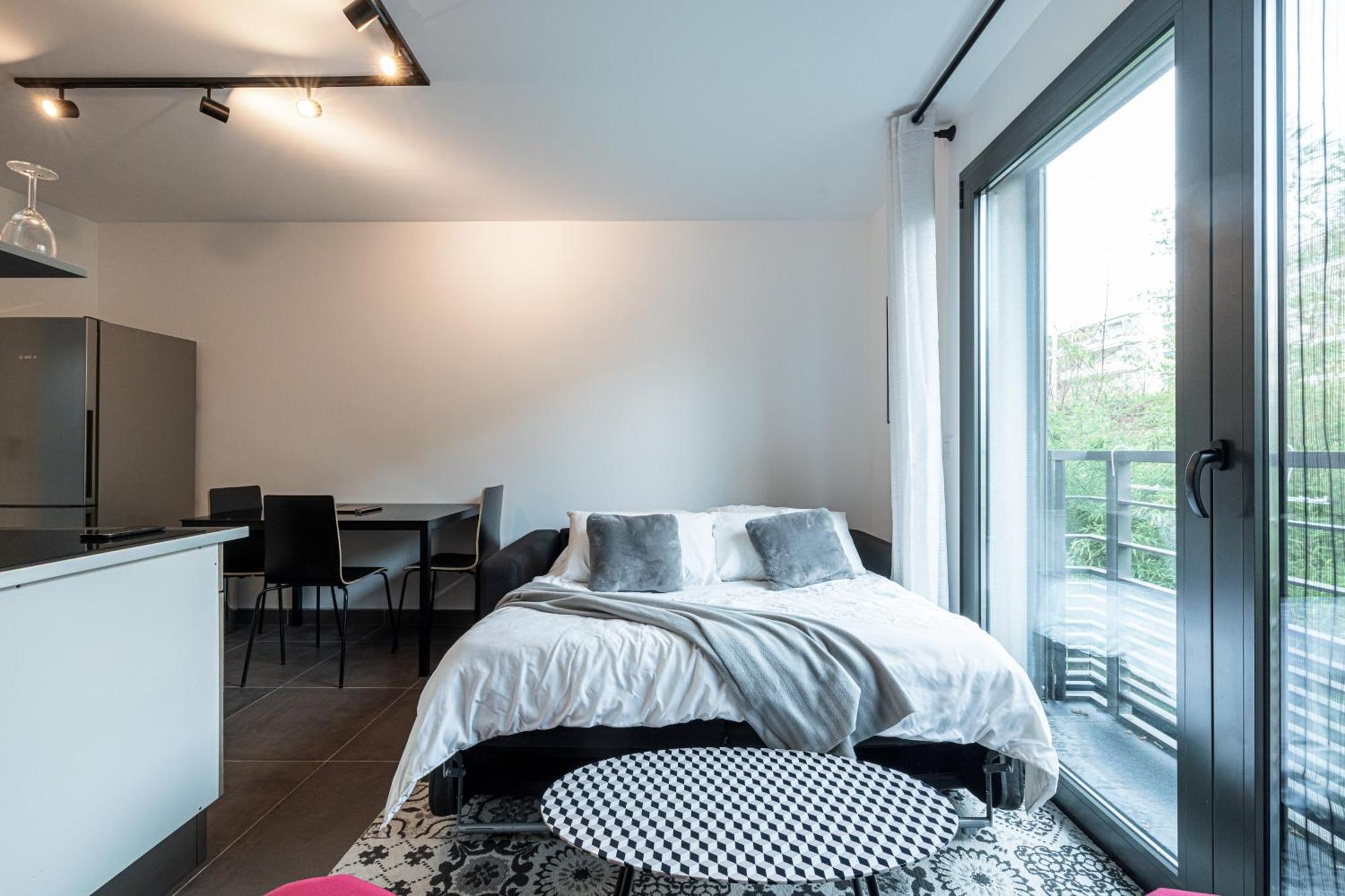 New Listing - 1 Bed Apt,air-con,beach Access,sea