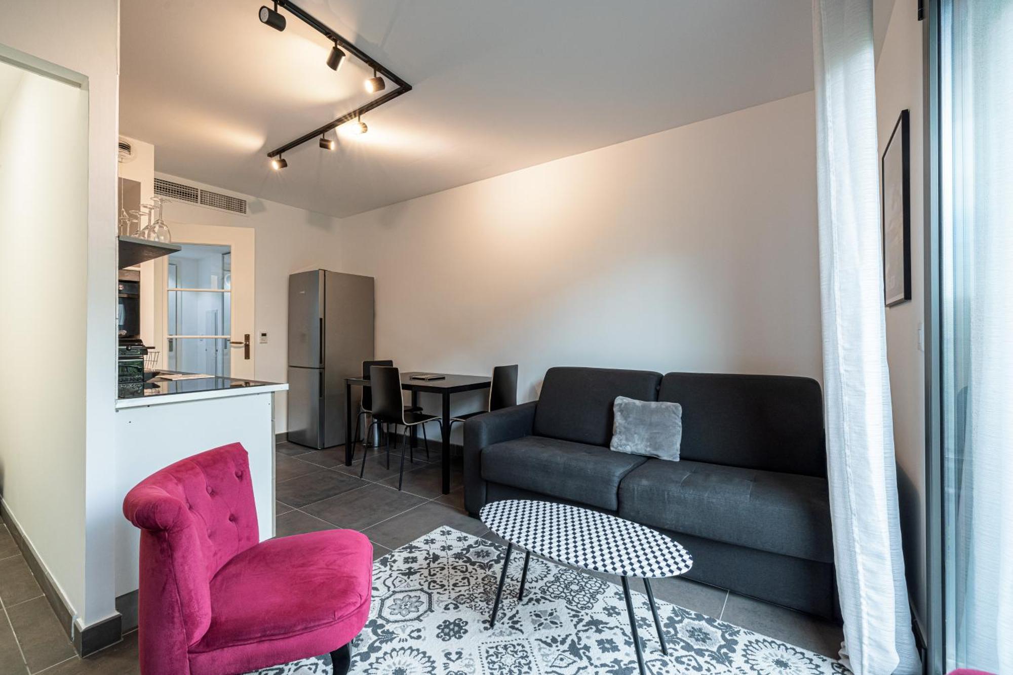 New Listing - 1 Bed Apt,air-con,beach Access,sea * Antibes