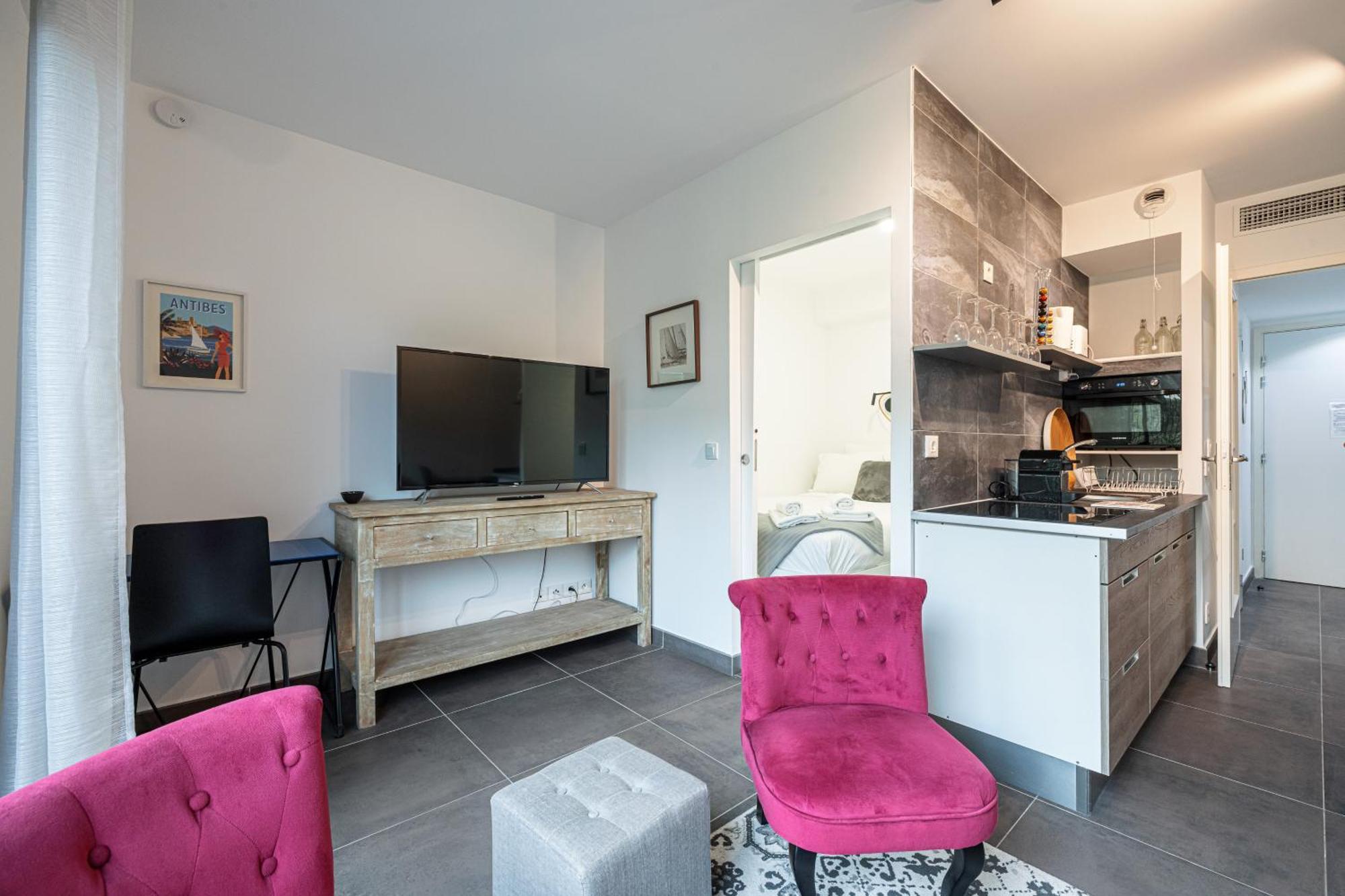New Listing - 1 Bed Apt,air-con,beach Access,sea Apartment Antibes