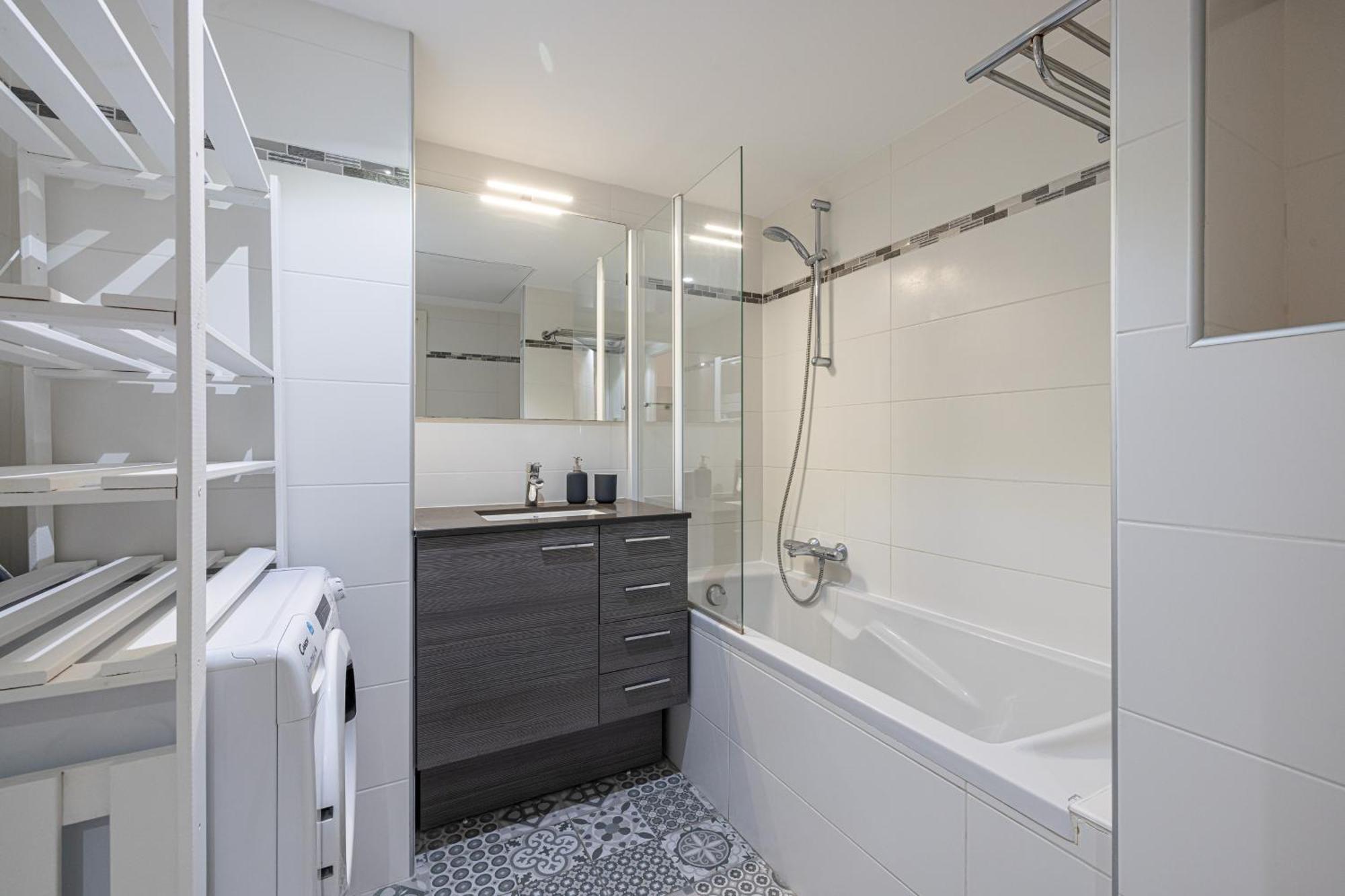 New Listing - 1 Bed Apt,air-con,beach Access,sea Apartment Antibes