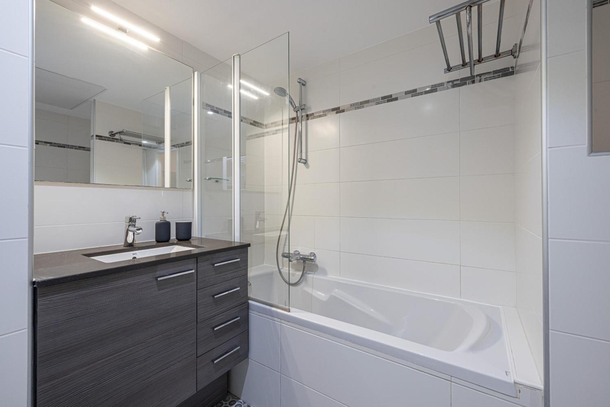 Apartment New Listing - 1 Bed Apt,air-con,beach Access,sea