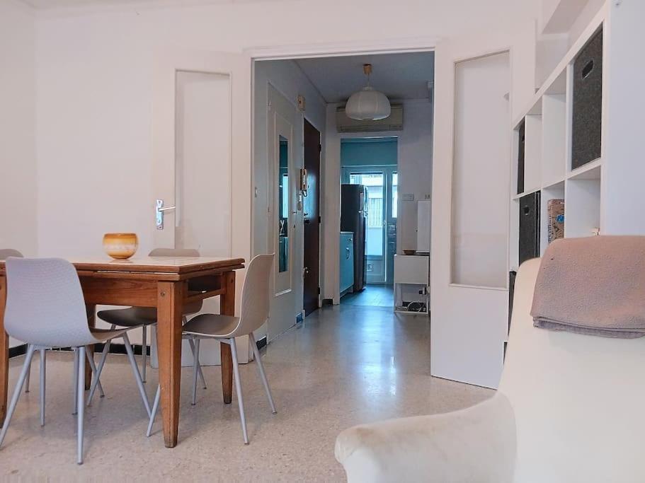 100m Des Plages Centre Apartment