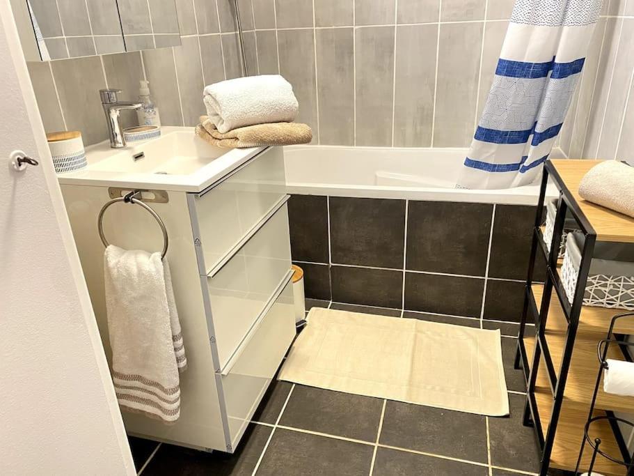 Balcon, Centre Ville, Proximite Plages, Commerces, Restaurants, Musees... Apartment *