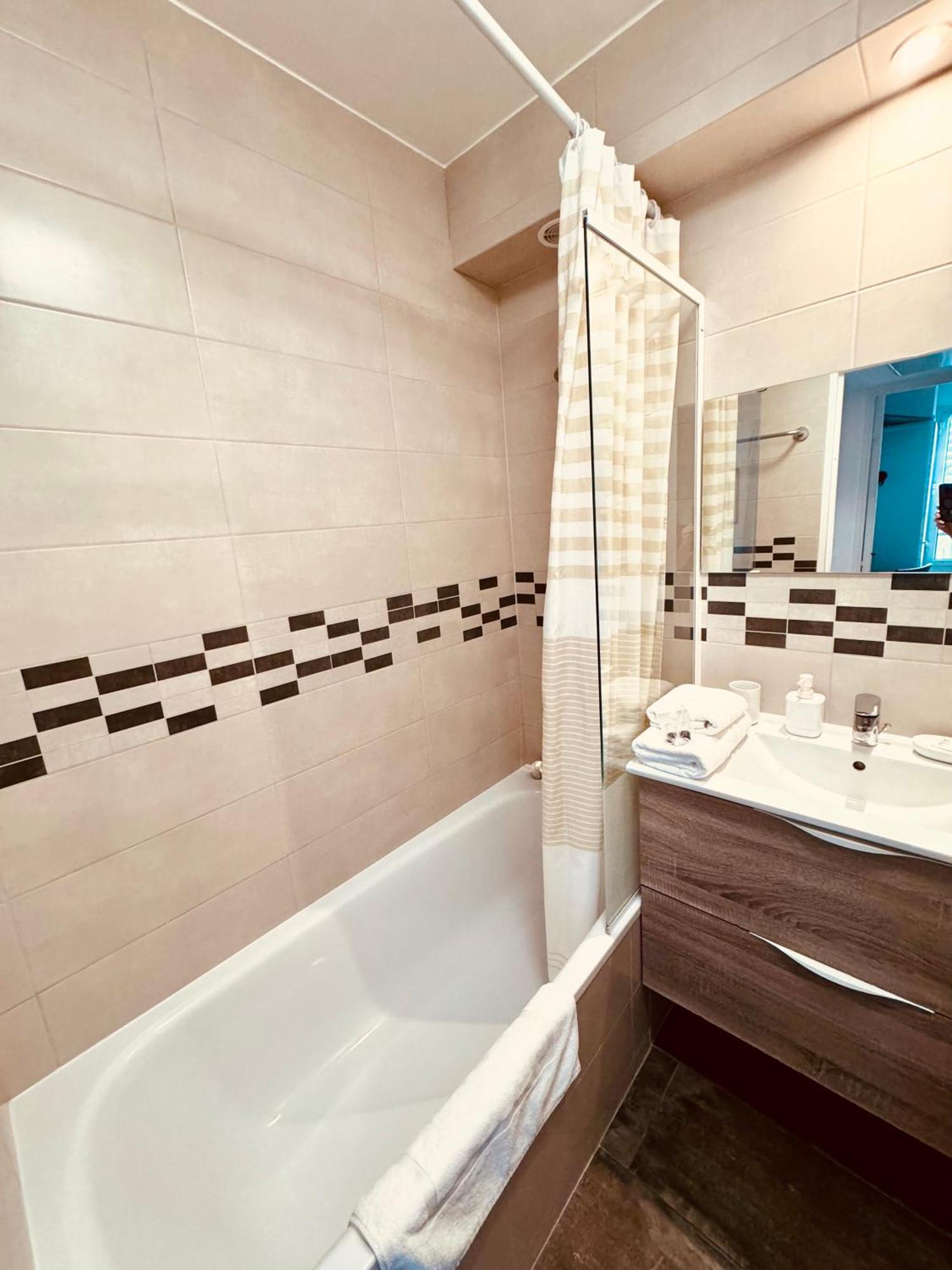 Antibes Port - Terrasse - Parking - Piscine Apartment *