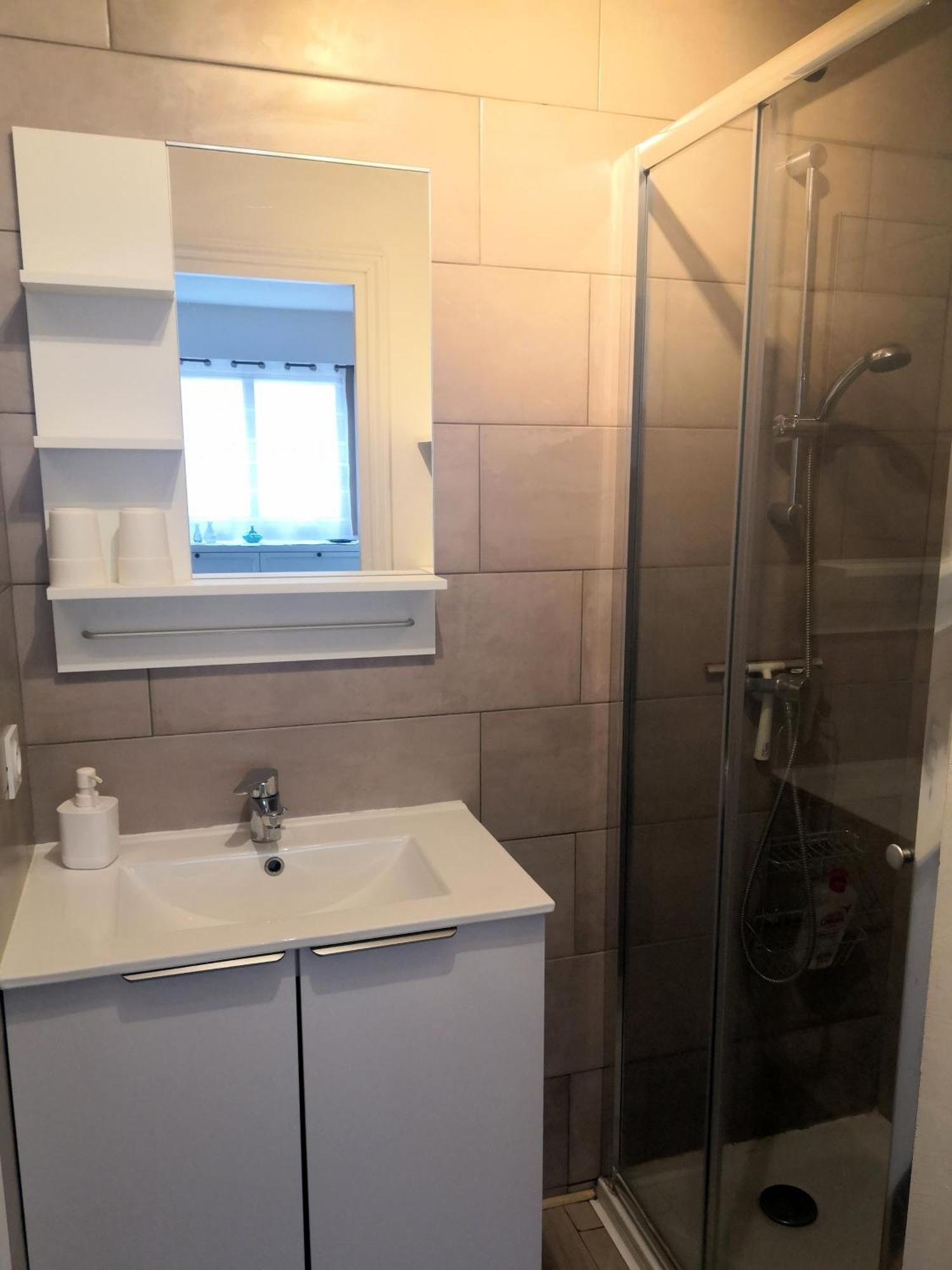 2 Pièces Climatisé Avec Balcon Dans Le Vieil Antibes, Résidence Moderne Avec Ascenseur Appartement Antibes