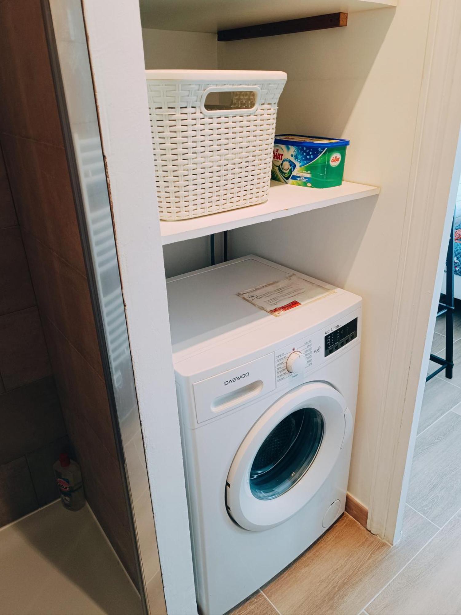 Appartement 2 Pièces Climatisé Avec Balcon Dans Le Vieil Antibes, Résidence Moderne Avec Ascenseur *