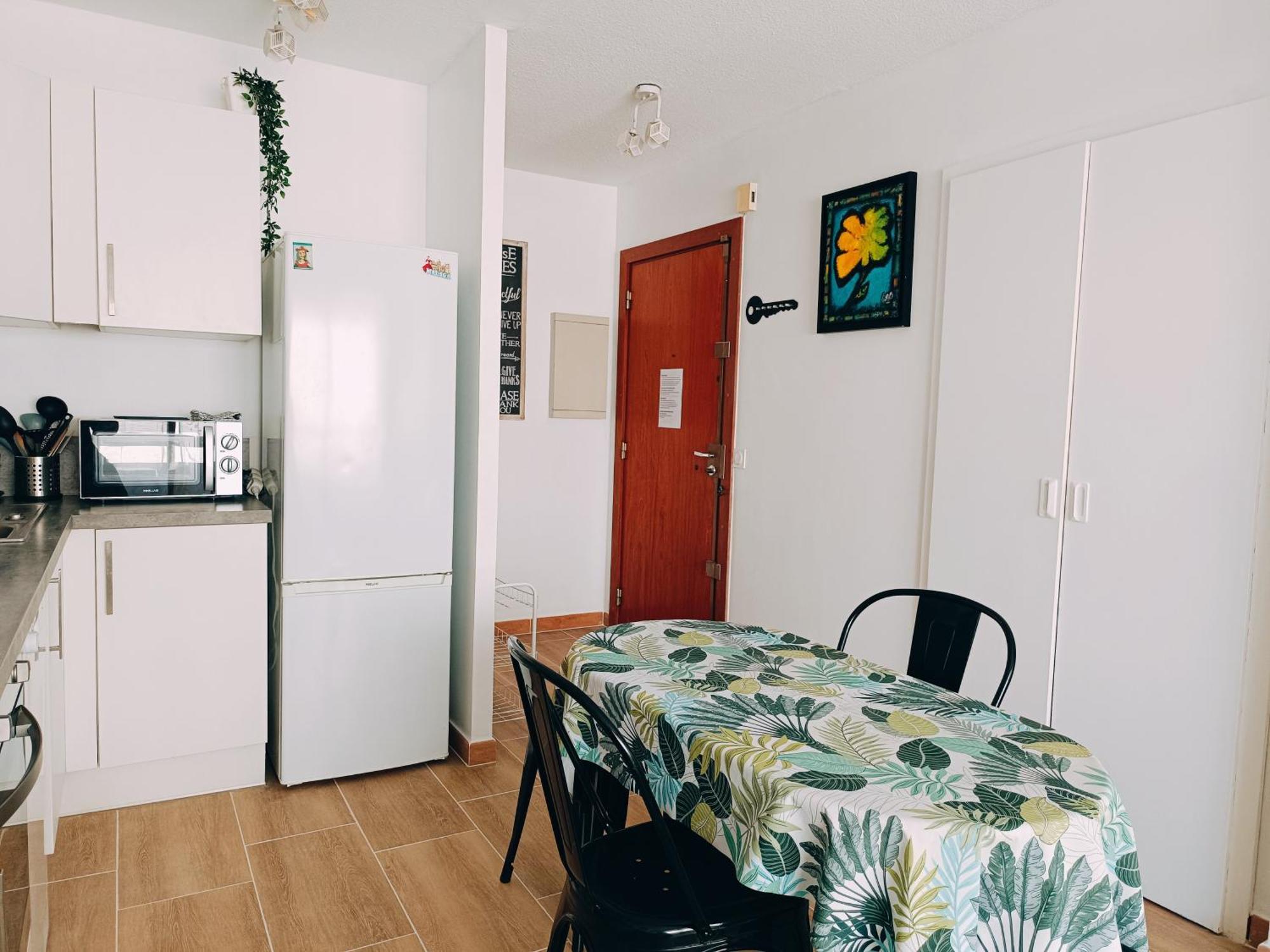 2 Pièces Climatisé Avec Balcon Dans Le Vieil Antibes, Résidence Moderne Avec Ascenseur
