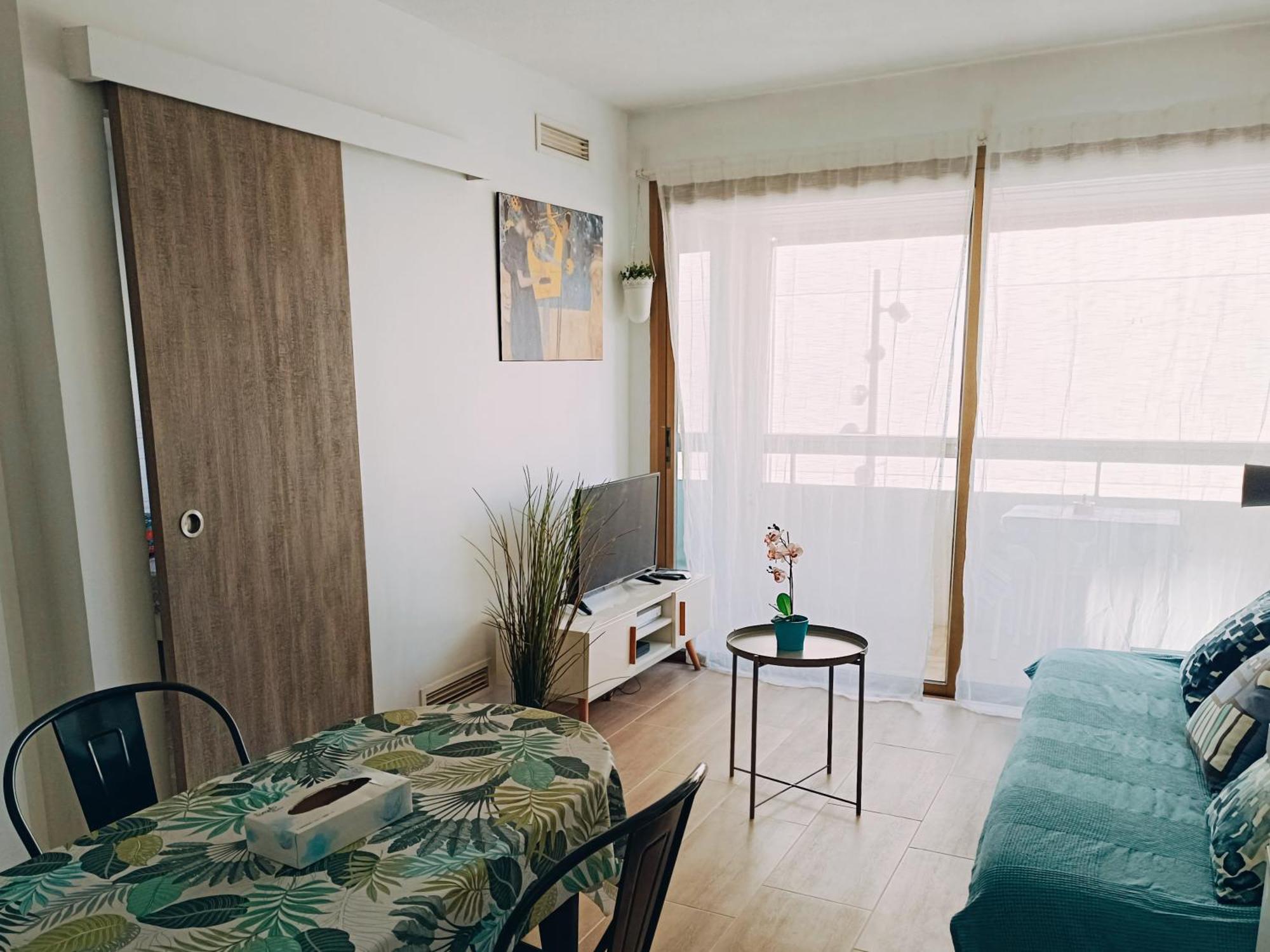 Appartement 2 Pièces Climatisé Avec Balcon Dans Le Vieil Antibes, Résidence Moderne Avec Ascenseur