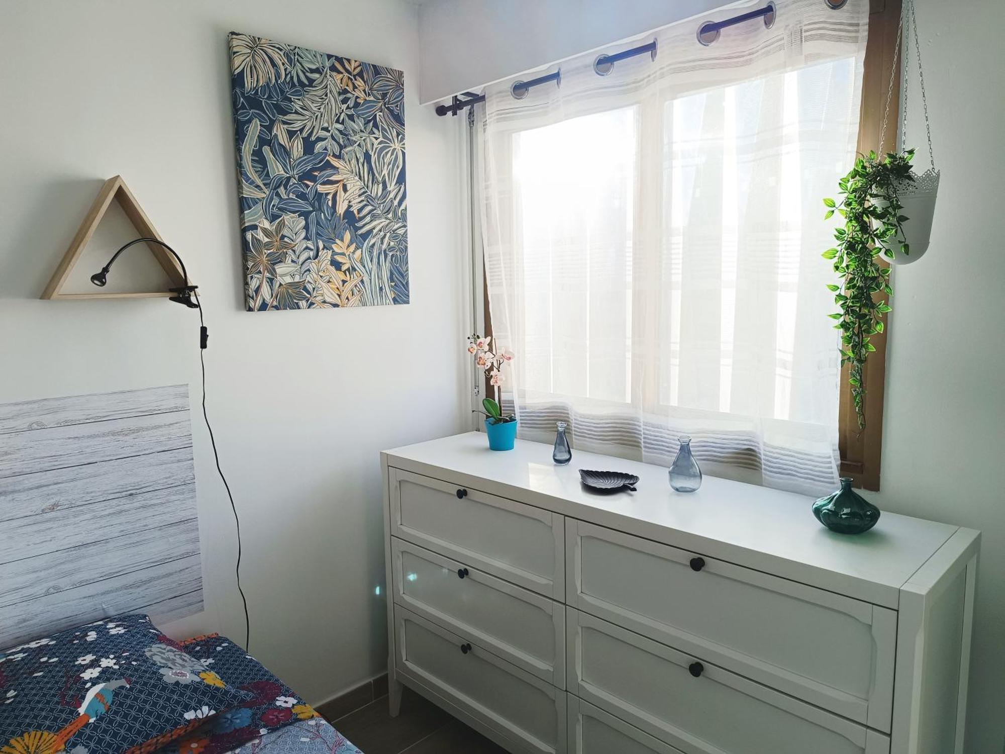 2 Pièces Climatisé Avec Balcon Dans Le Vieil Antibes, Résidence Moderne Avec Ascenseur Appartement Antibes