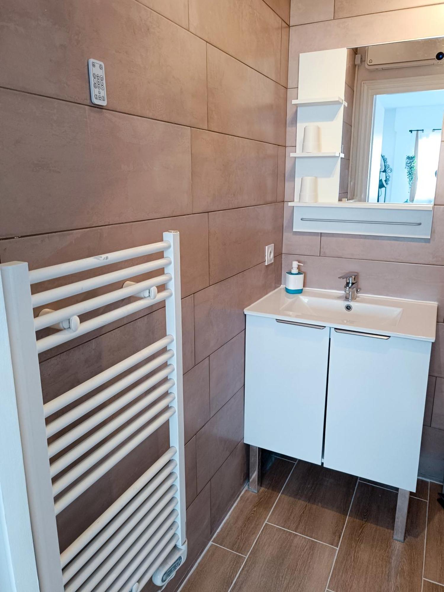 2 Pièces Climatisé Avec Balcon Dans Le Vieil Antibes, Résidence Moderne Avec Ascenseur Appartement