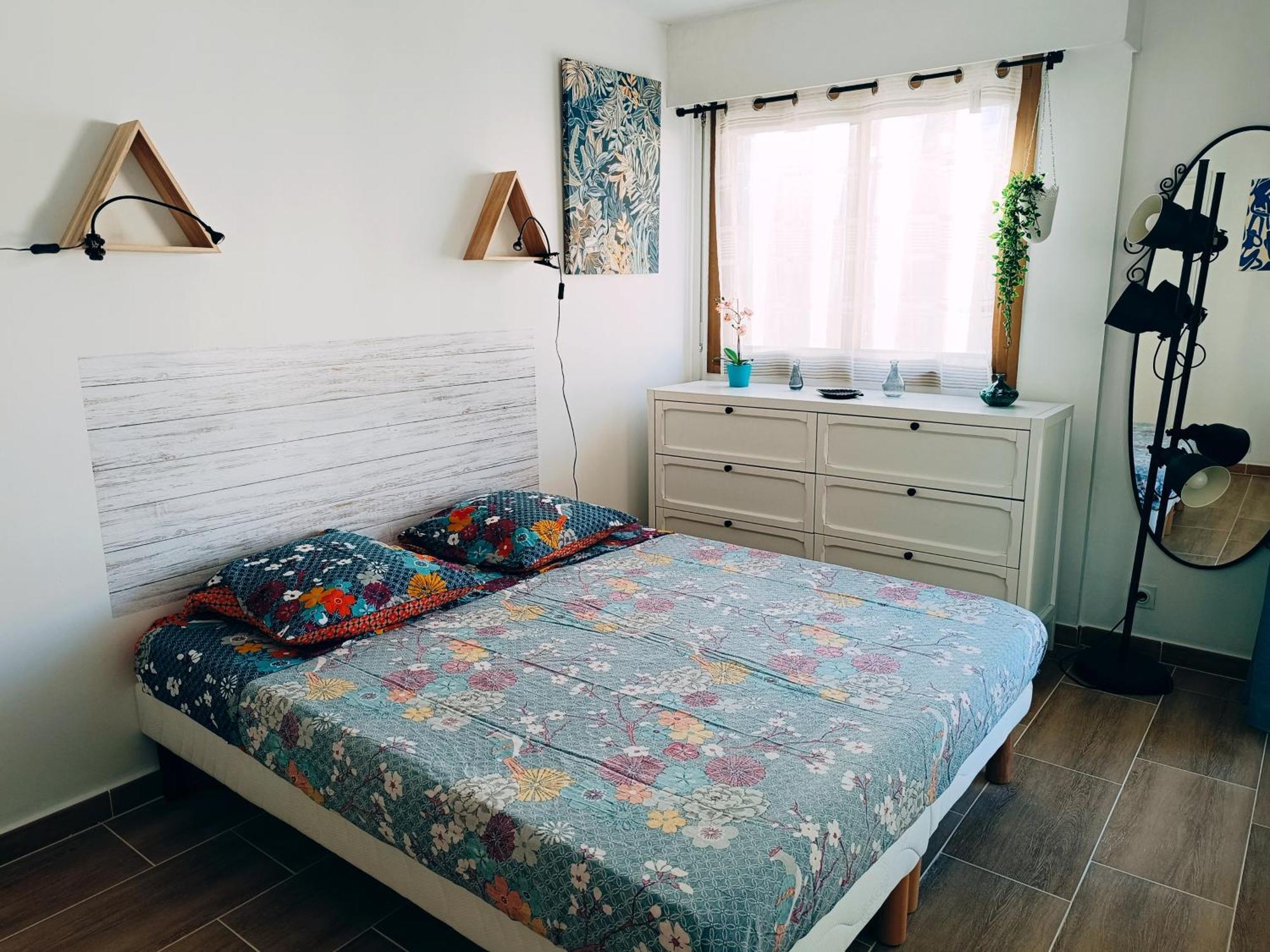 2 Pièces Climatisé Avec Balcon Dans Le Vieil Antibes, Résidence Moderne Avec Ascenseur