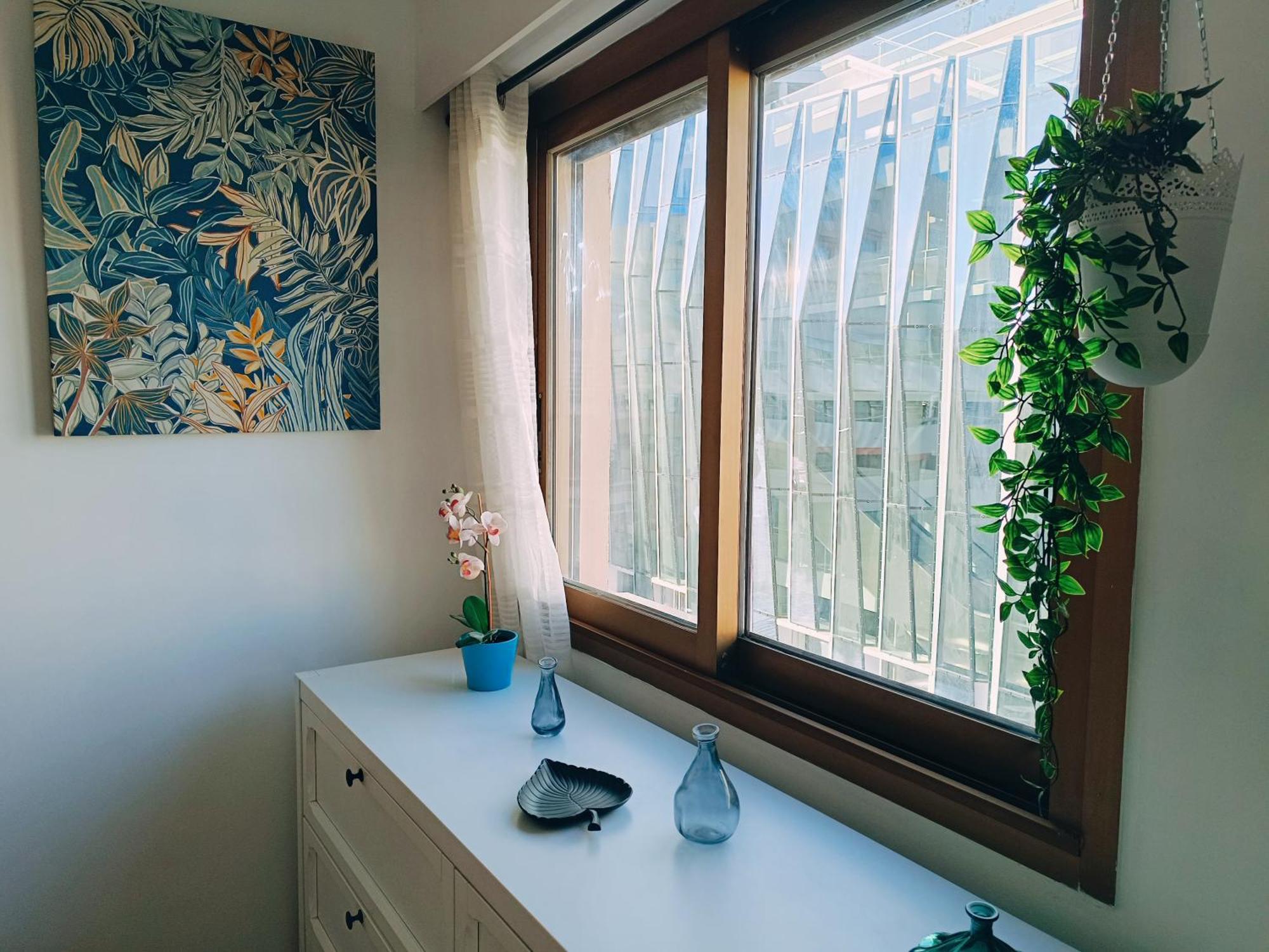 2 Pièces Climatisé Avec Balcon Dans Le Vieil Antibes, Résidence Moderne Avec Ascenseur Appartement *