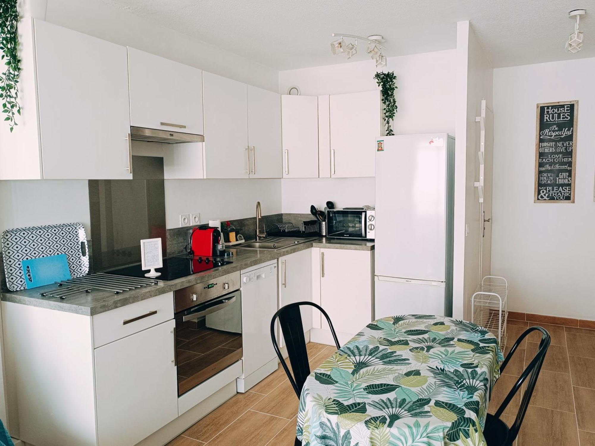 Appartement 2 Pièces Climatisé Avec Balcon Dans Le Vieil Antibes, Résidence Moderne Avec Ascenseur