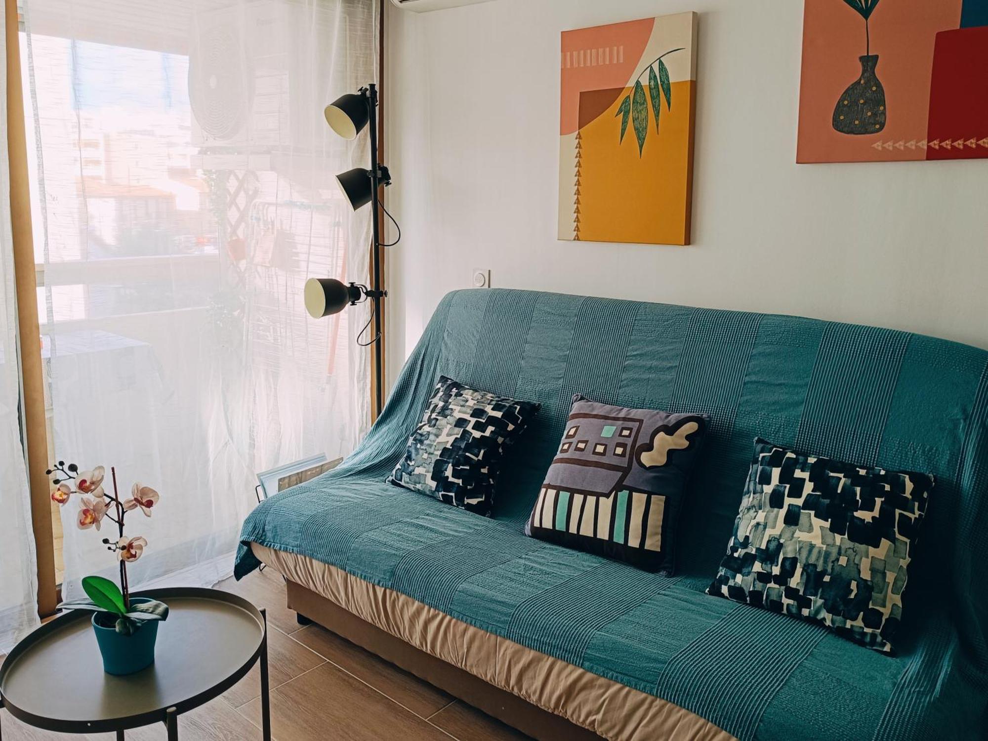 2 Pièces Climatisé Avec Balcon Dans Le Vieil Antibes, Résidence Moderne Avec Ascenseur Appartement