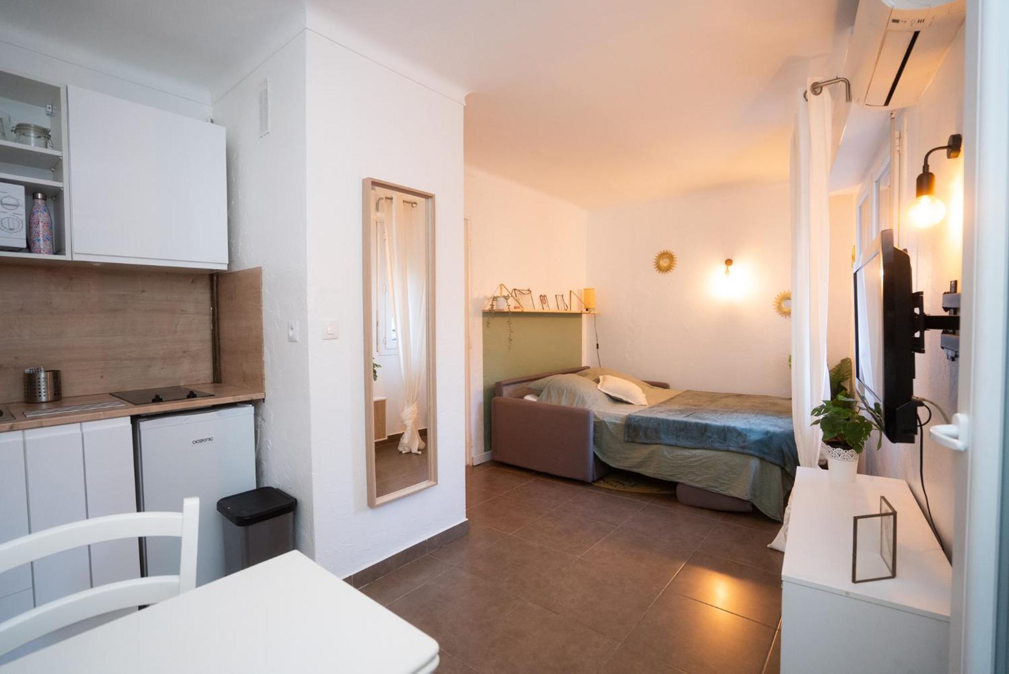 Location Studio Avec Loggia *