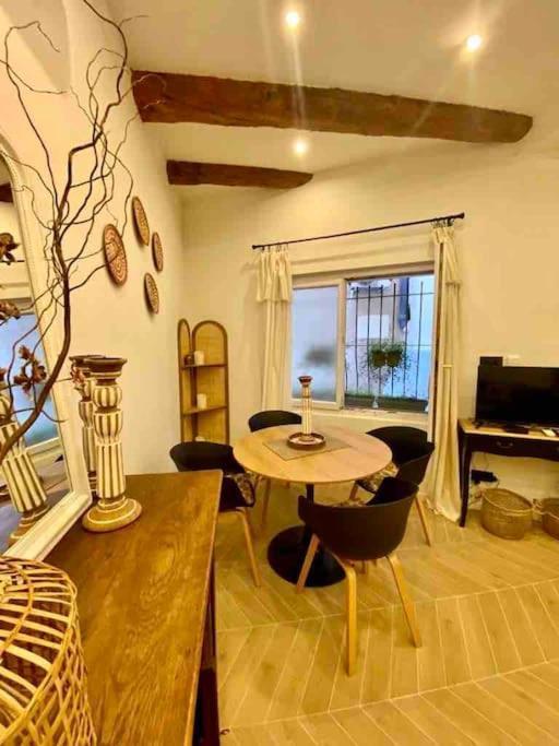 Charme & Authenticite Au Coeur De La Vieille Apartment