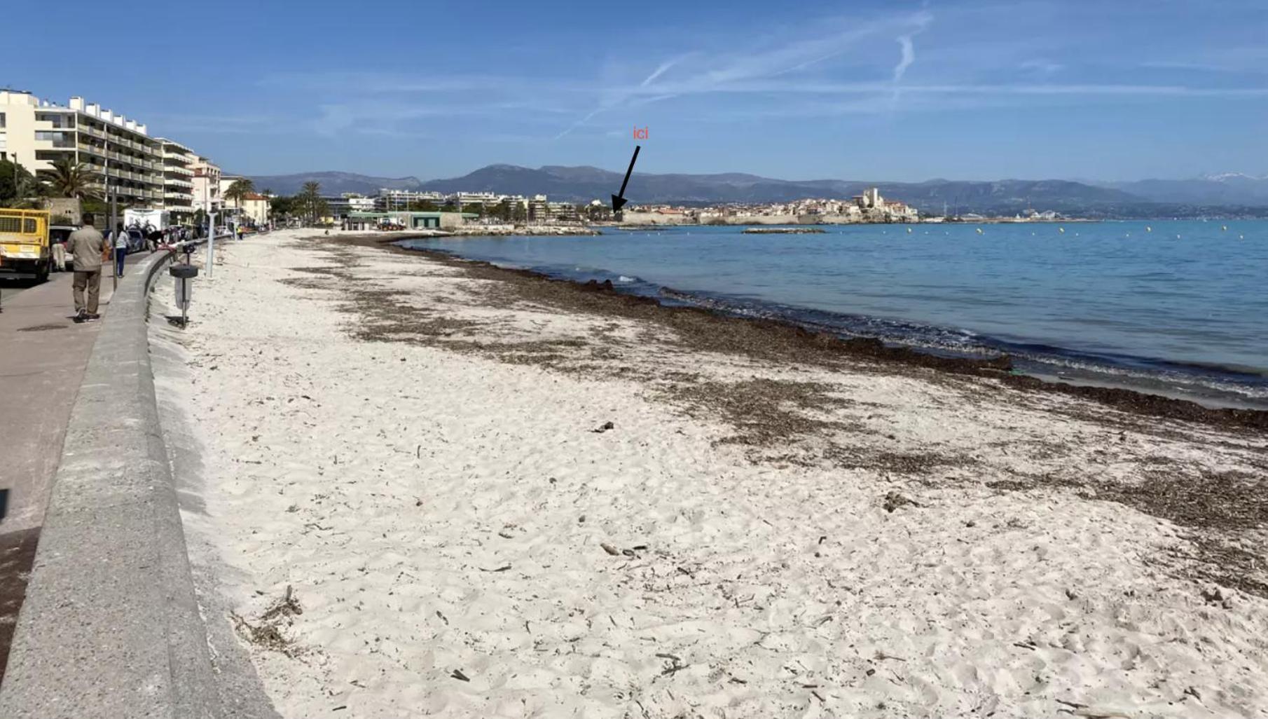 Vue Et Remparts. Entre Vieille Et Plages