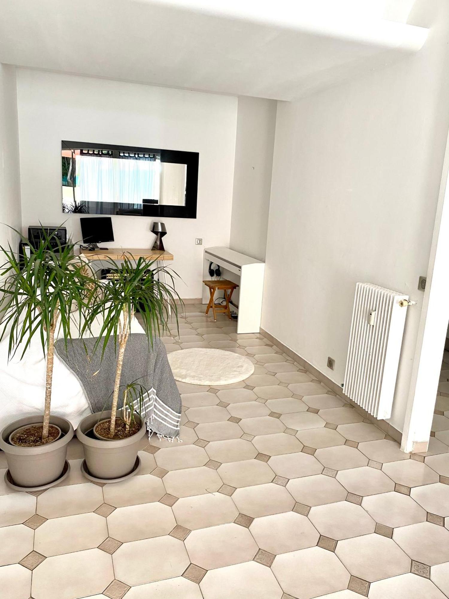 3p 88 M2 Terrasse Et Jardin A 20 Metres De La *