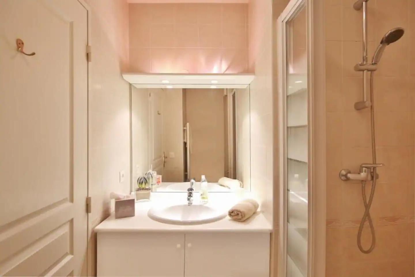 Charming Two-bedroom With Balcony And Garage By The Marina *