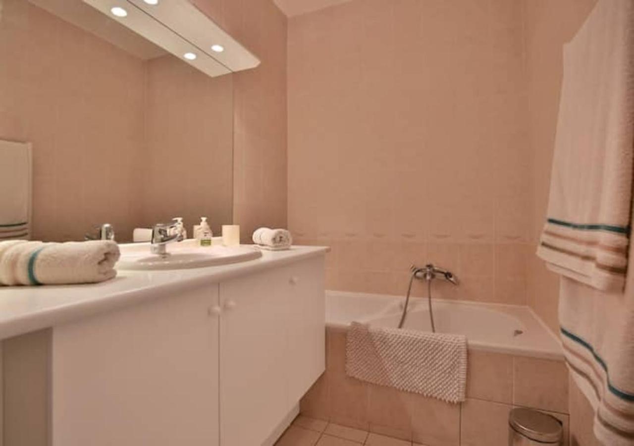 Charming Two-bedroom With Balcony And Garage By The Marina