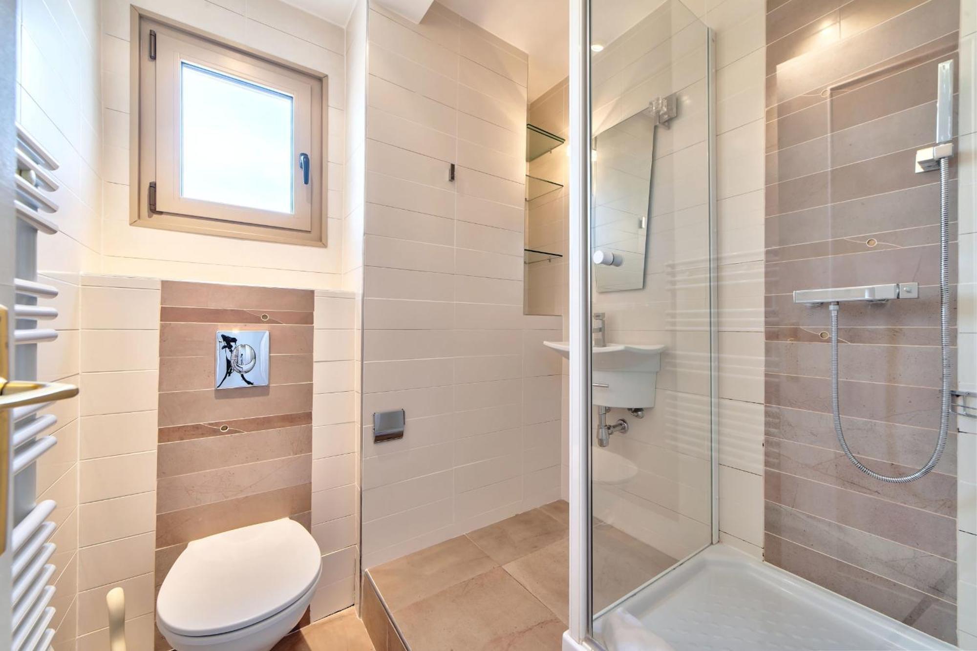 La Pinede Equiped With Air Conditioning And A Pool! Apartment