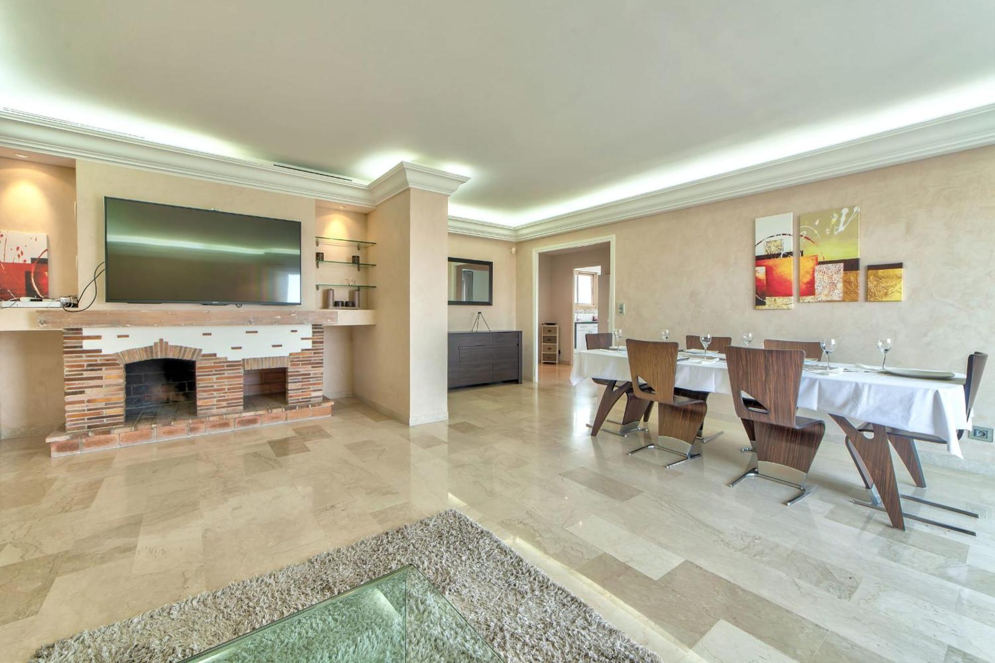 La Pinede Equiped With Air Conditioning And A Pool! Apartment