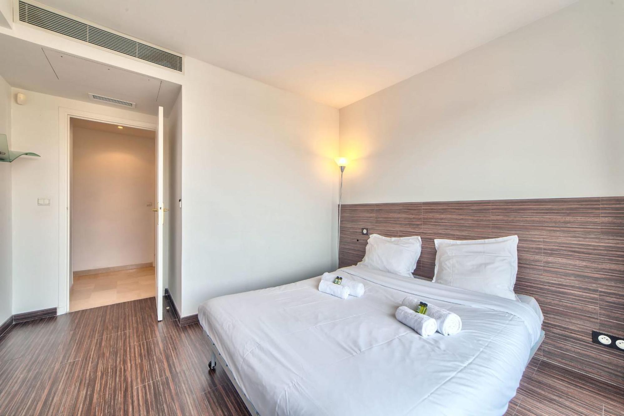 La Pinede Equiped With Air Conditioning And A Pool! Apartment Antibes