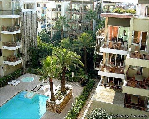 Pierre & Premium Port Prestige Aparthotel