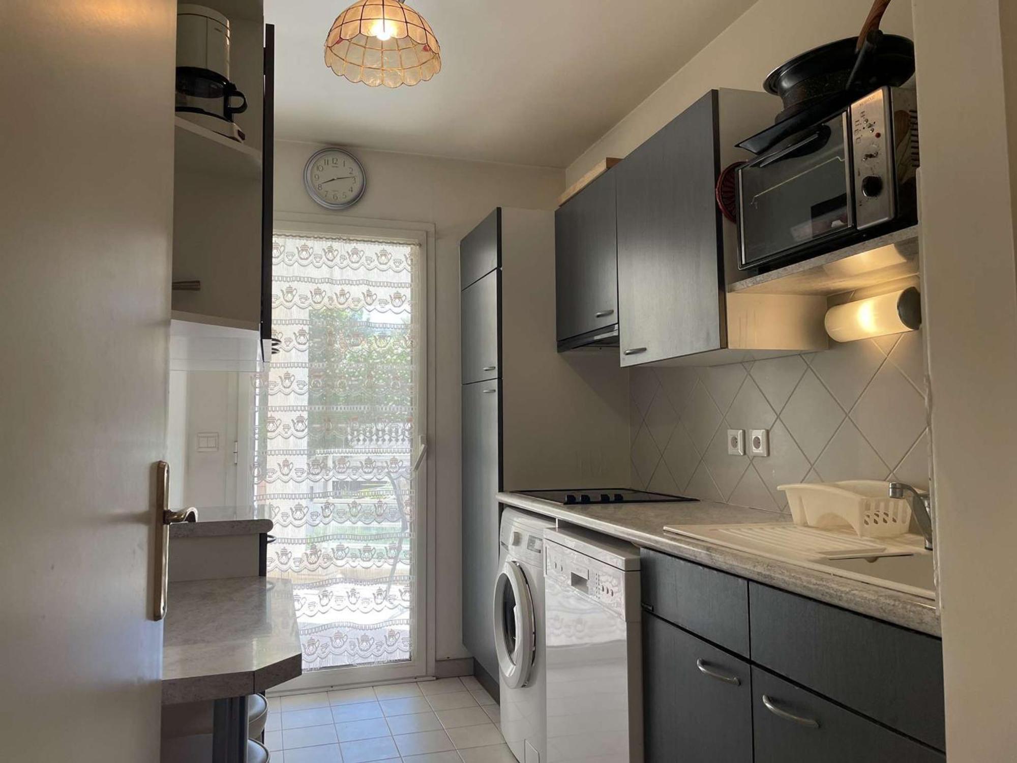 Appartement 2p A Juan Les Pins : Emplacement Ideal, Parking, Terrasses, Proche Et Commerces - Fr-1-252-188 *