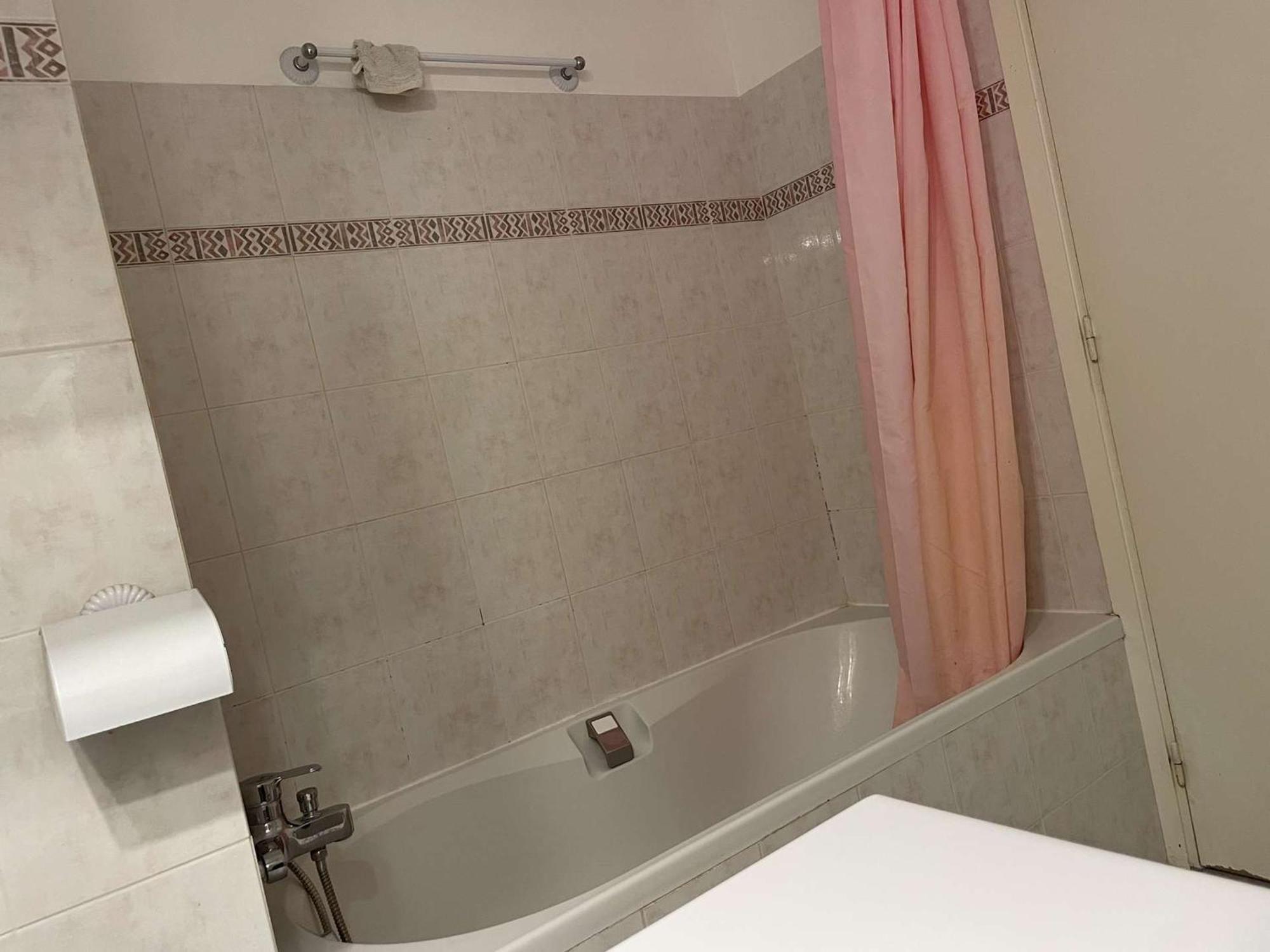 2p A Juan Les Pins : Emplacement Ideal, Parking, Terrasses, Proche Et Commerces - Fr-1-252-188 *