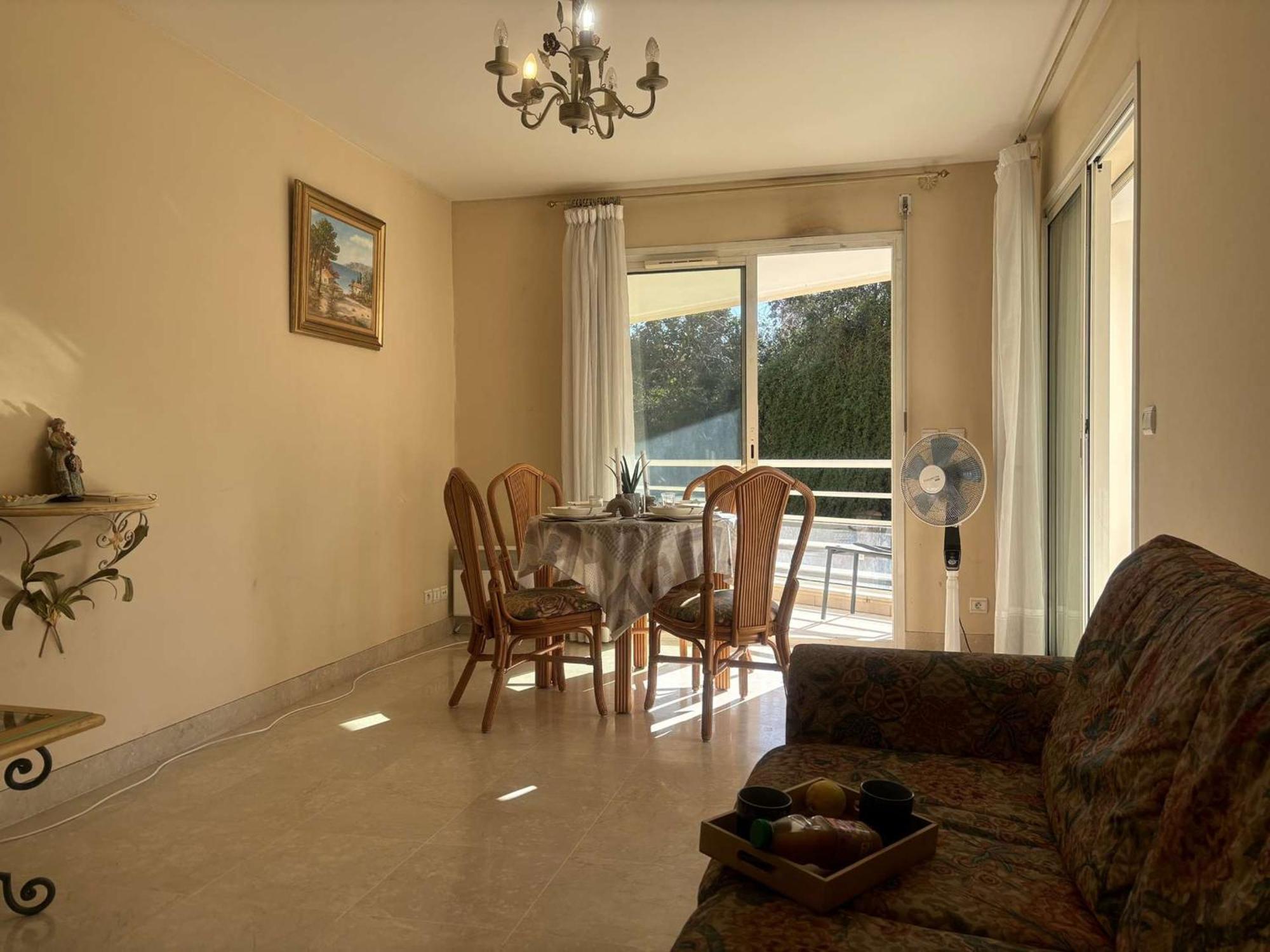 Appartement 2p A Juan Les Pins : Emplacement Ideal, Parking, Terrasses, Proche Et Commerces - Fr-1-252-188