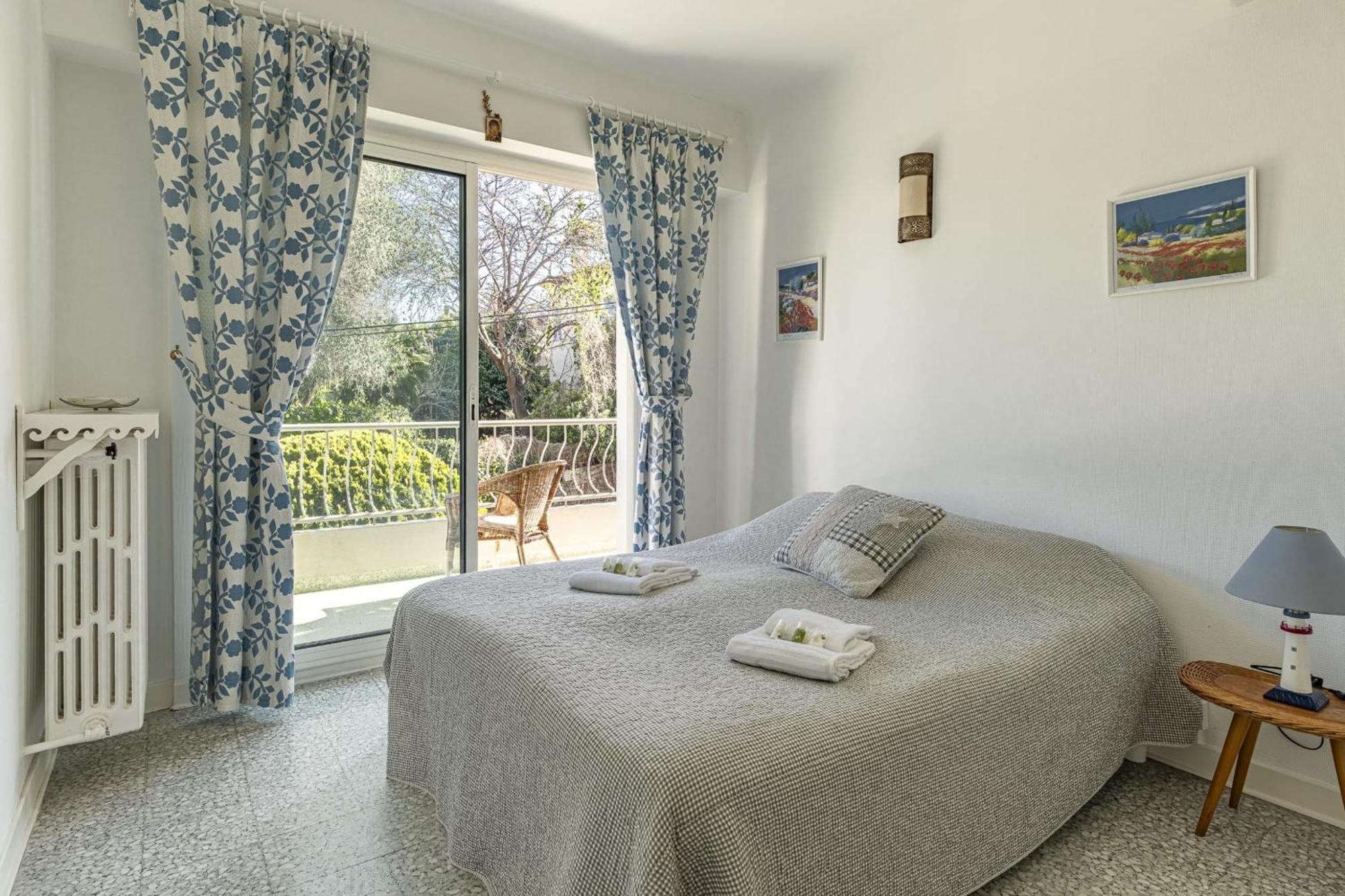 In The Heart Of The Cap D'antibes Lovely Flat *