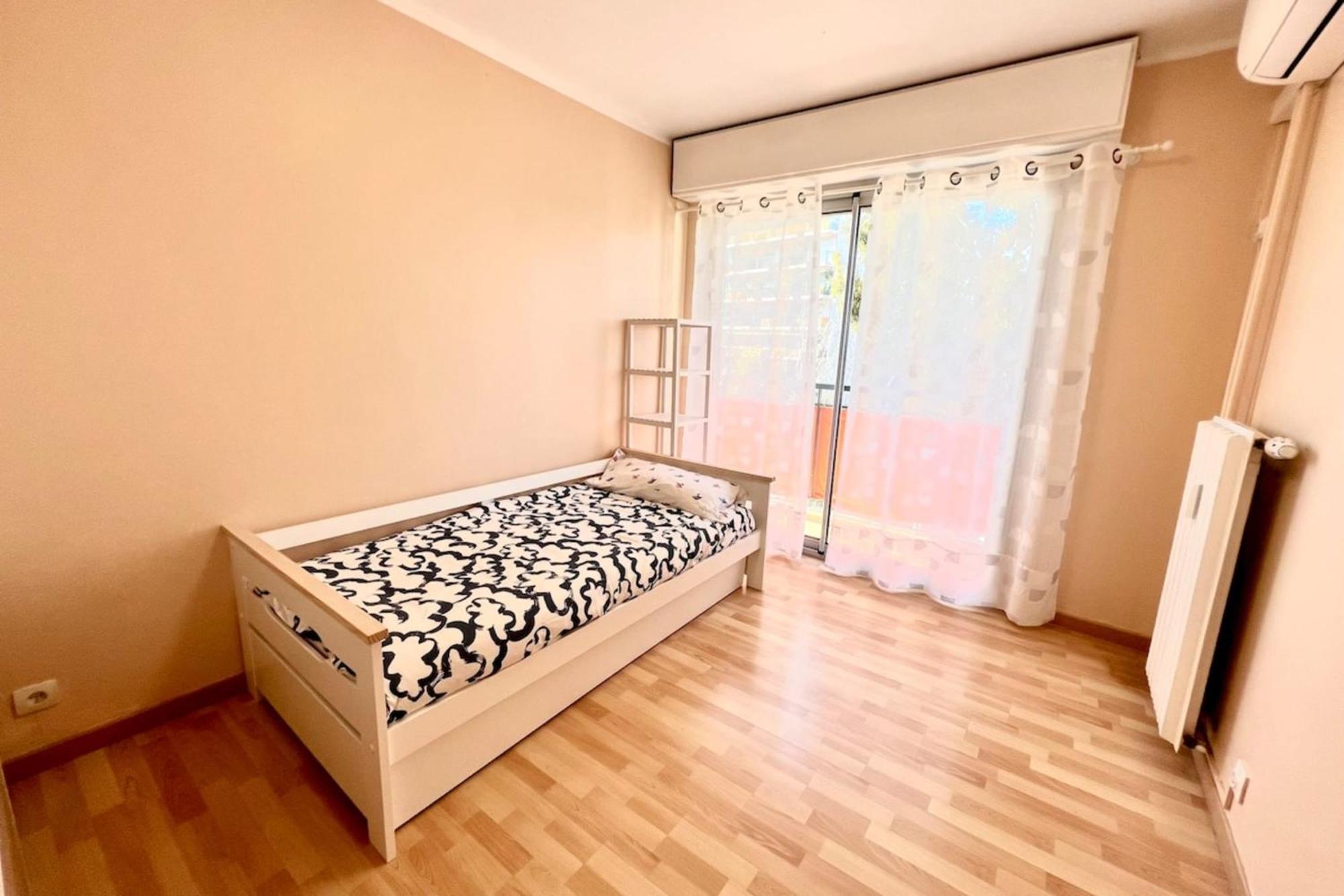 - 4 People - Parking Apartment *