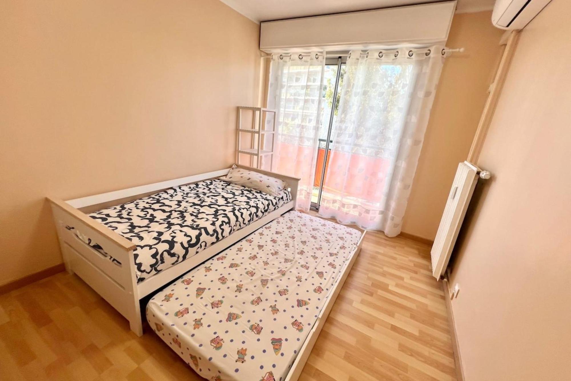 - 4 People - Parking Apartment *