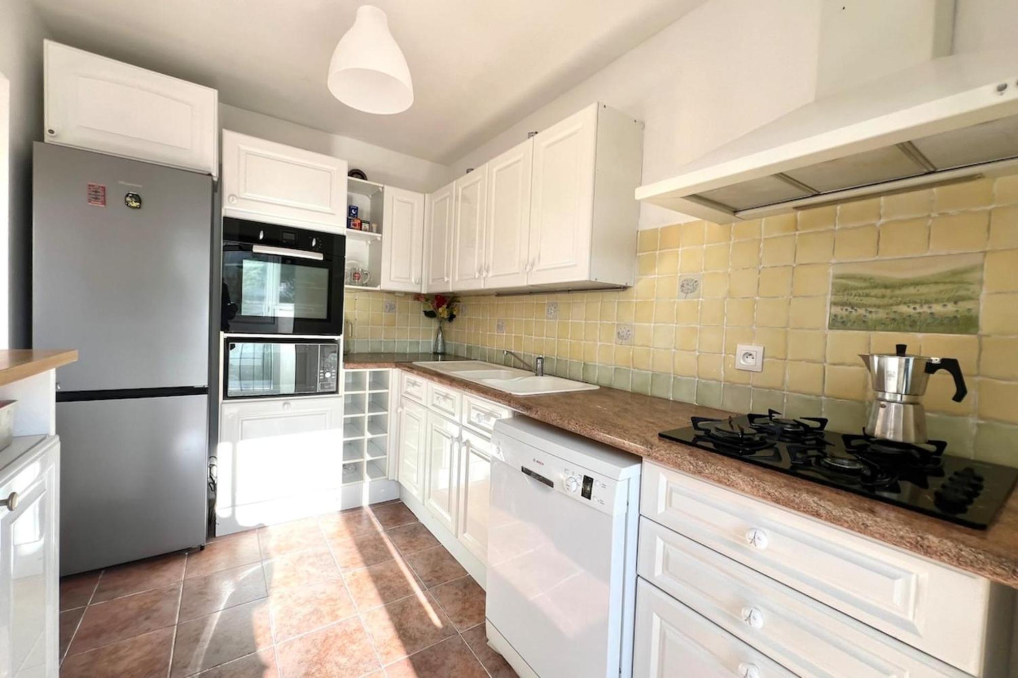 - 4 People - Parking Apartment *