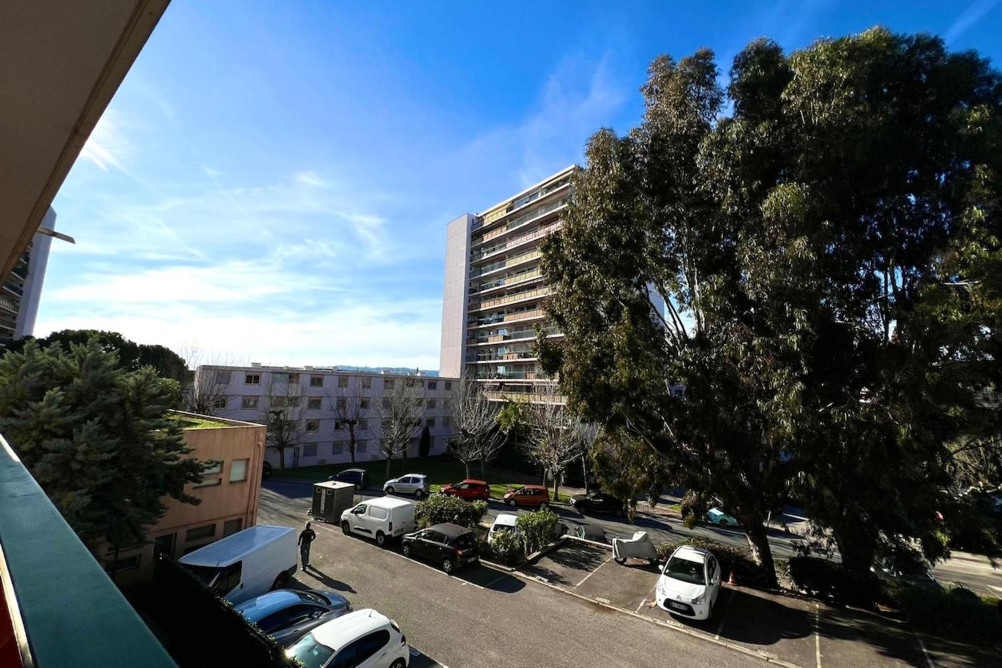- 4 People - Parking Antibes