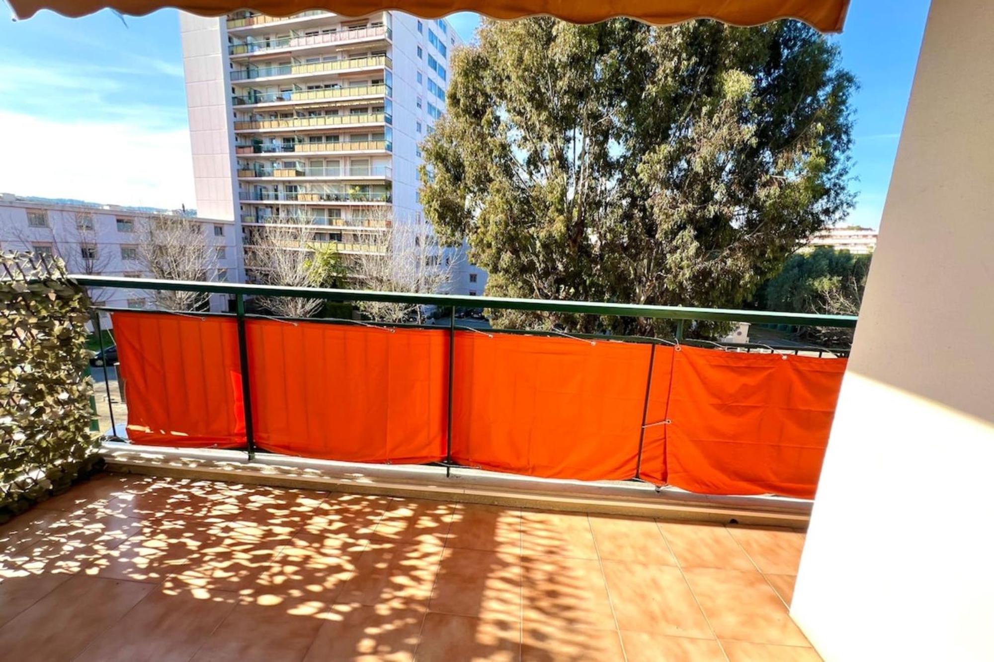 - 4 People - Parking Apartment