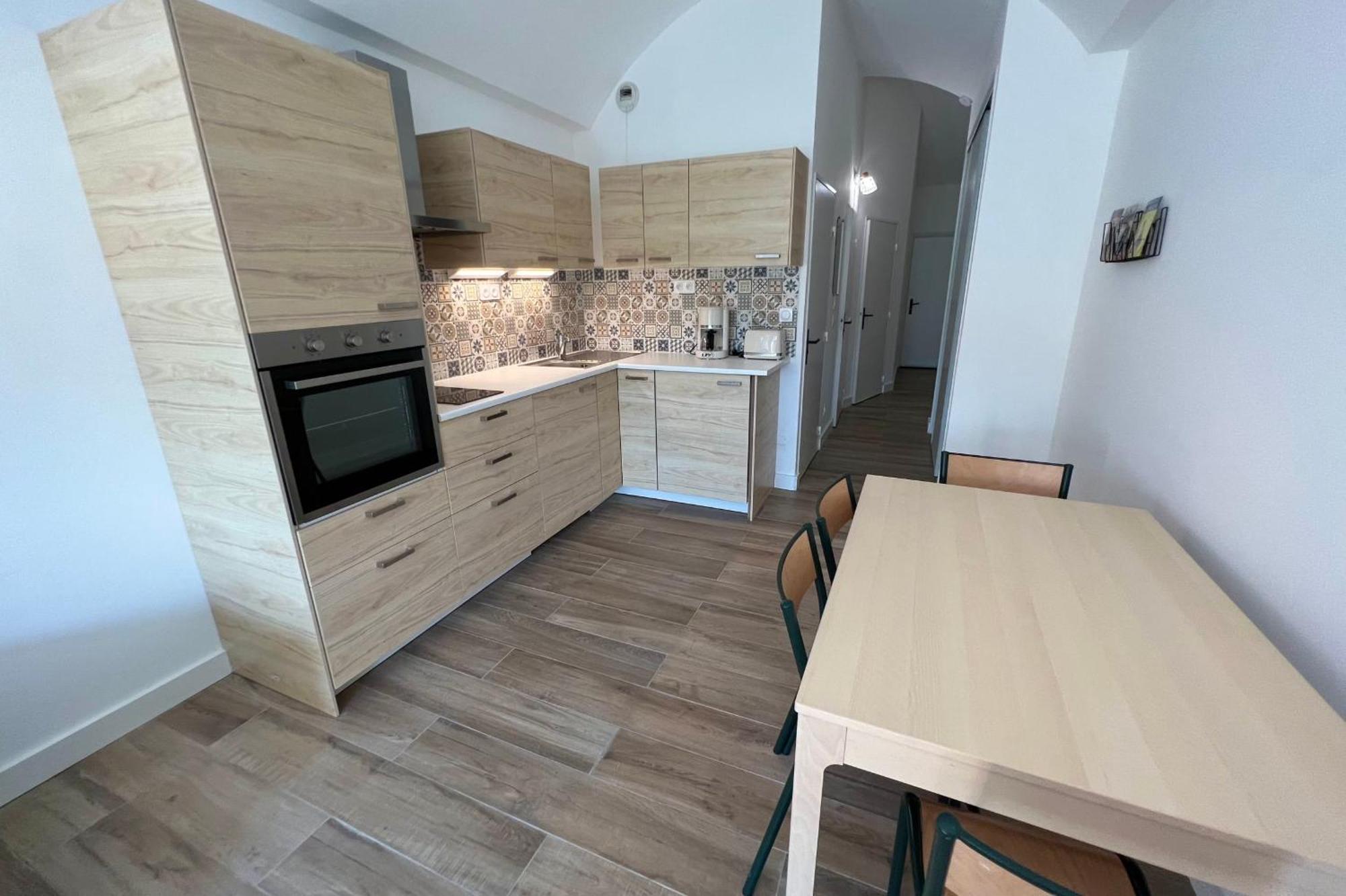 - 4 People - Swimming Pool Tennis Garage Apartment
