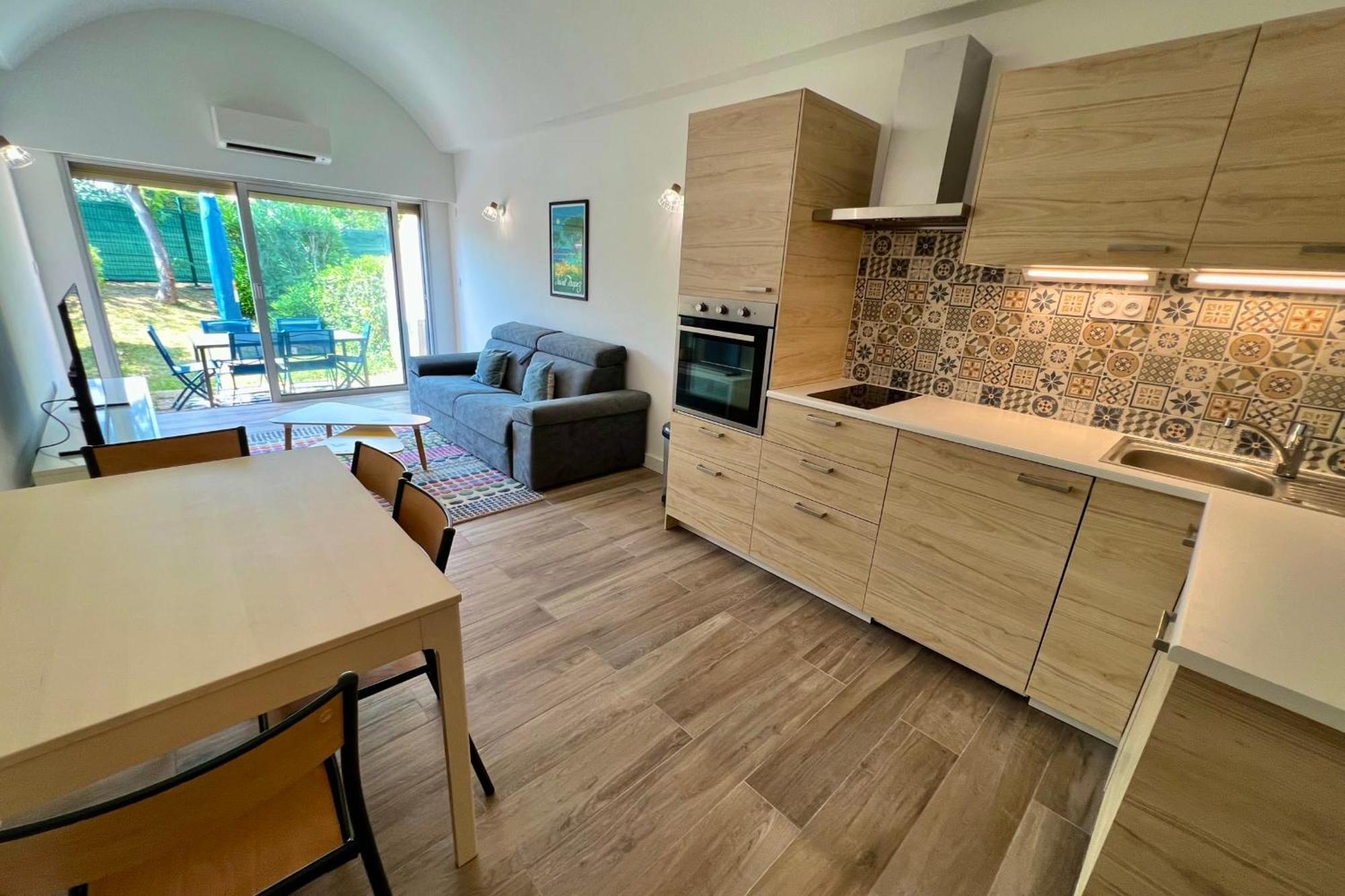 - 4 People - Swimming Pool Tennis Garage Apartment *