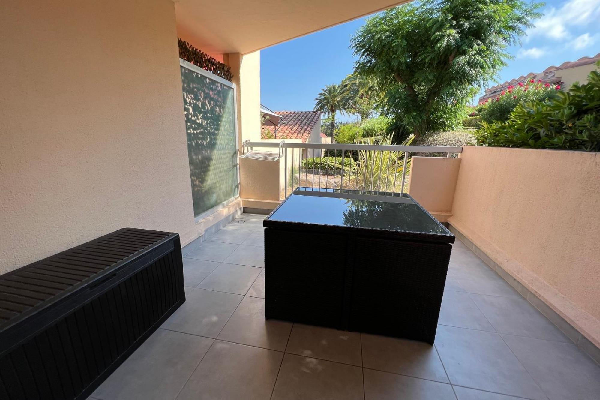 - 4 People - Swimming Pool Tennis Park Parking Apartment *