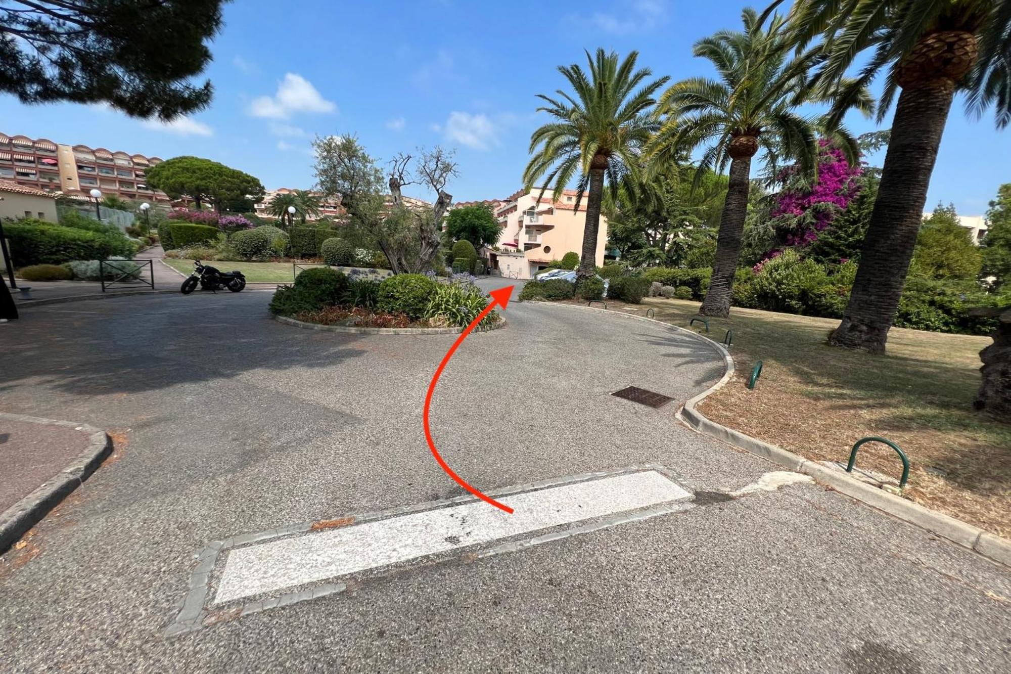 - 4 People - Swimming Pool Tennis Park Parking Apartment *