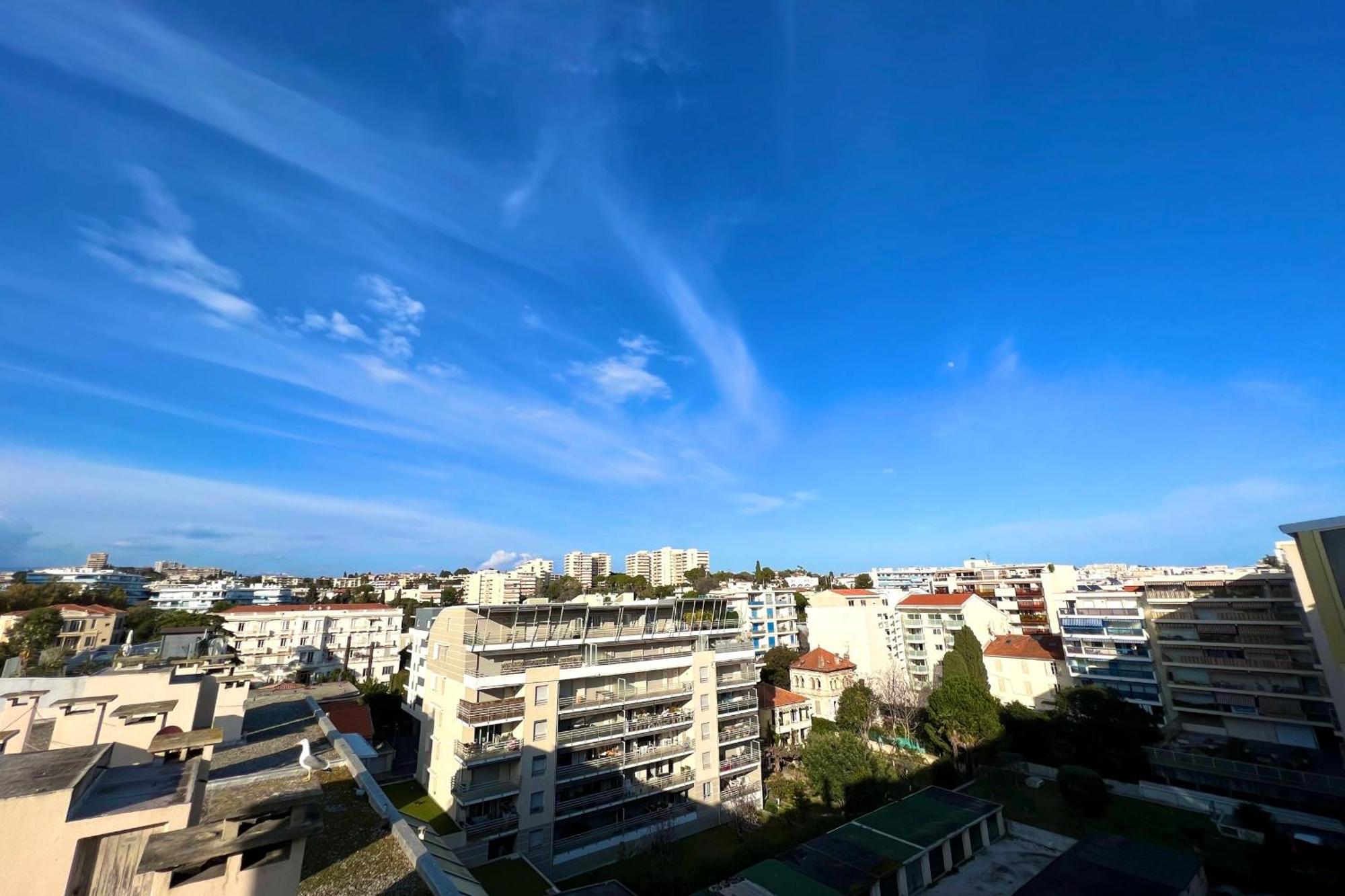 Juan Les Pins Centre - 4 Personnes - Dernier Etage Apartment