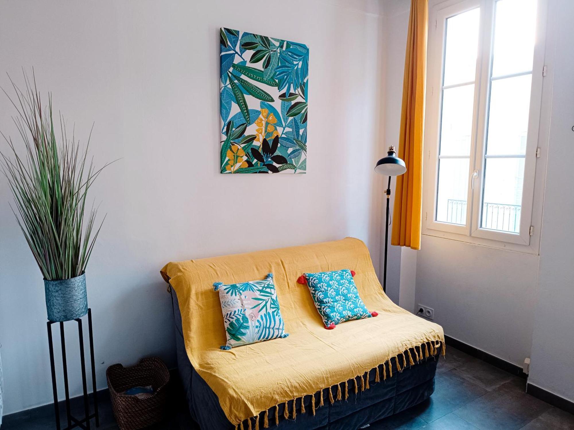 Grand 2 Pieces Renove Climatise, Vieil Antibes, Proche Port