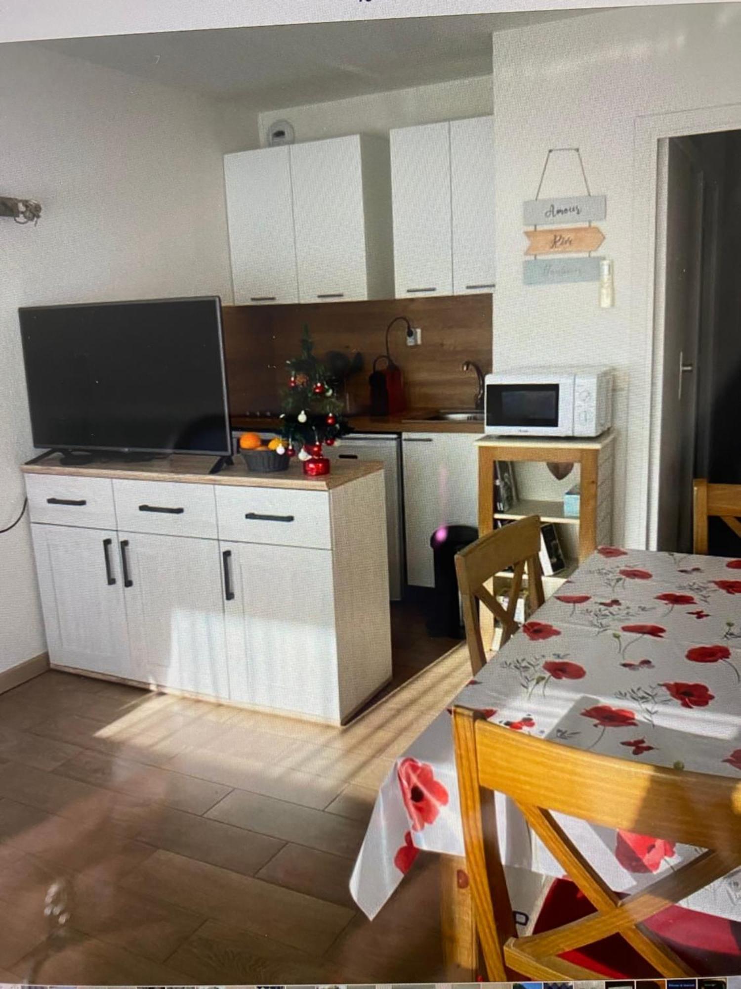 En Classe 2 Etoiles Au Bord De 4 Couchages Avec Lit Superpose Et Au Salon Un Canape Convertible Et Piscine A 300 M Des Transports Communs,gare Ferroviaire,commerces Et Plages Apartment